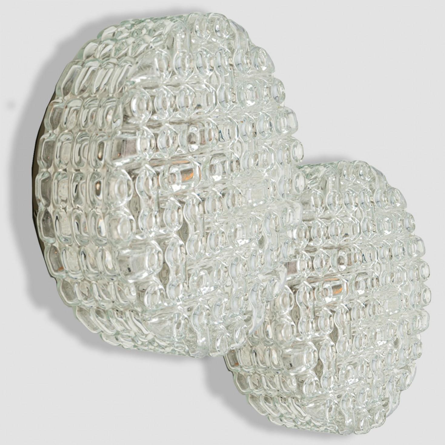 1 des 2 magnifiques appliques en verre bulle transparent conçues dans le style de Helena Tynell vers 1960-1970 en Europe, Allemagne. Le verre bullé donne un magnifique éclat et est monté sur une plaque arrière en métal.

Peut être utilisée comme