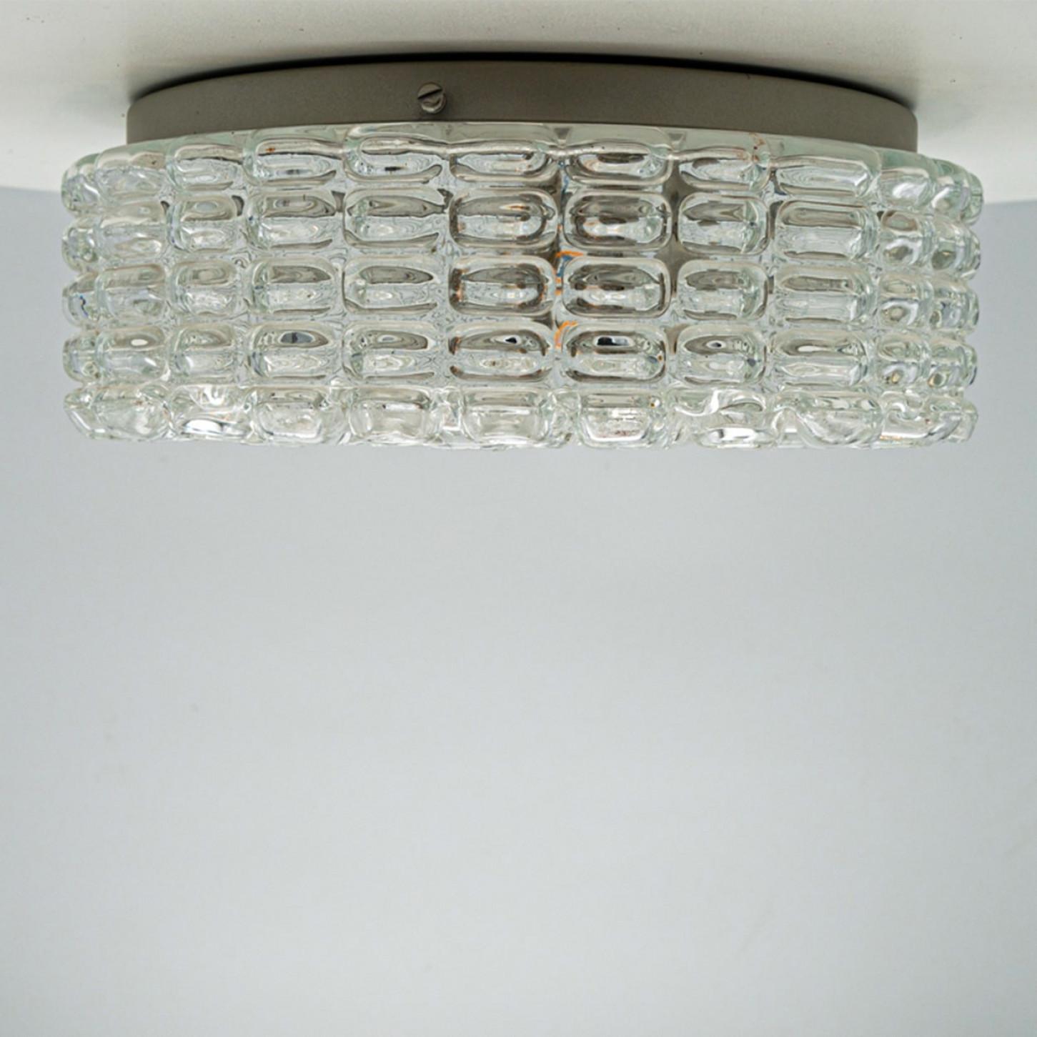 20ième siècle 1 des 2 Appliques rondes en verre bullé dans le style d'Helena Tynell en vente
