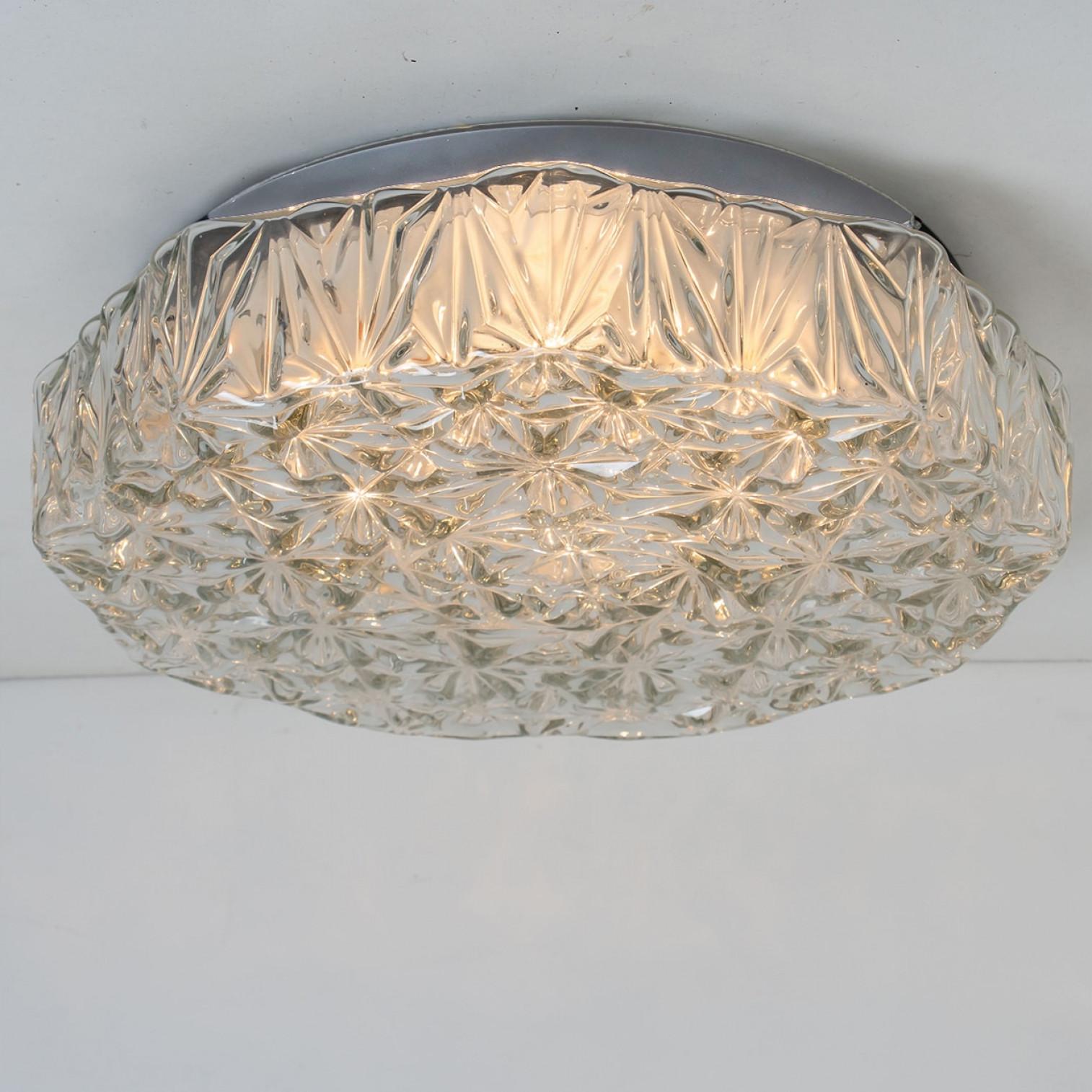 Applique en verre conçue dans le style de Helena Design-Light vers 1960-1970 en Europe, en Allemagne. Le verre richement texturé donne un éclat merveilleux. Le verre rond est monté sur une plaque arrière en métal de couleur argentée.

Peut être