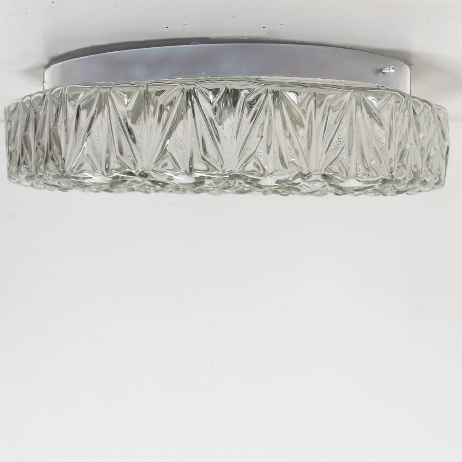 20ième siècle 1 des 2 Appliques rondes en verre dans le style d'Helena Tynell, 1960 en vente