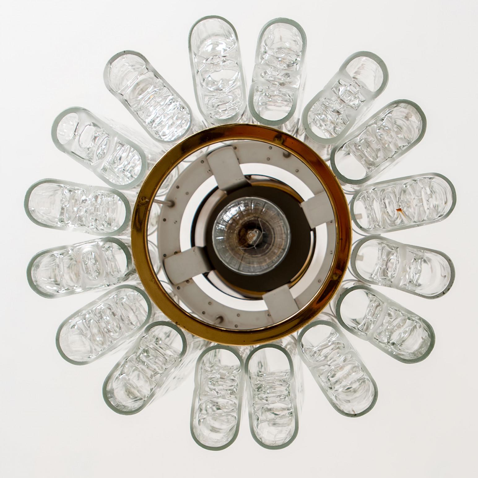1 der 2 runden Doria-Pendelleuchten aus strukturiertem Klarglas, 1960er Jahre im Angebot 5