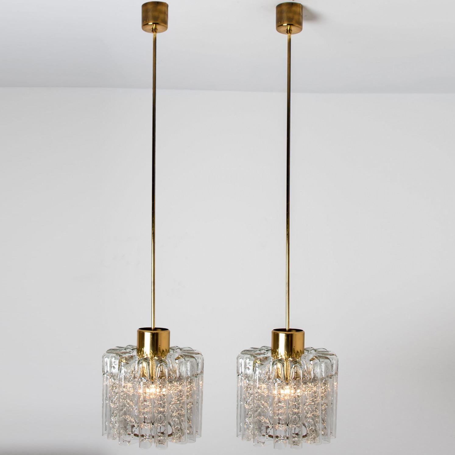 1 of the 2 Round Textured Clear Glass Doria Pendant Lamp, 1960s For Sale 8