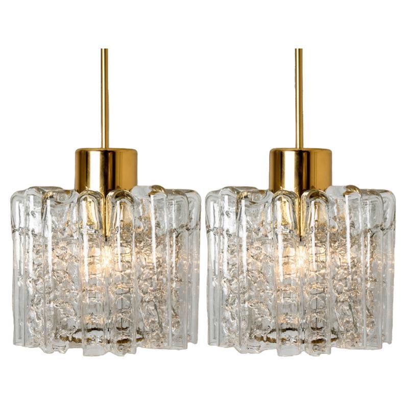 1 delle 2 lampade a sospensione Doria in vetro trasparente testurizzato, anni 
60 in vendita