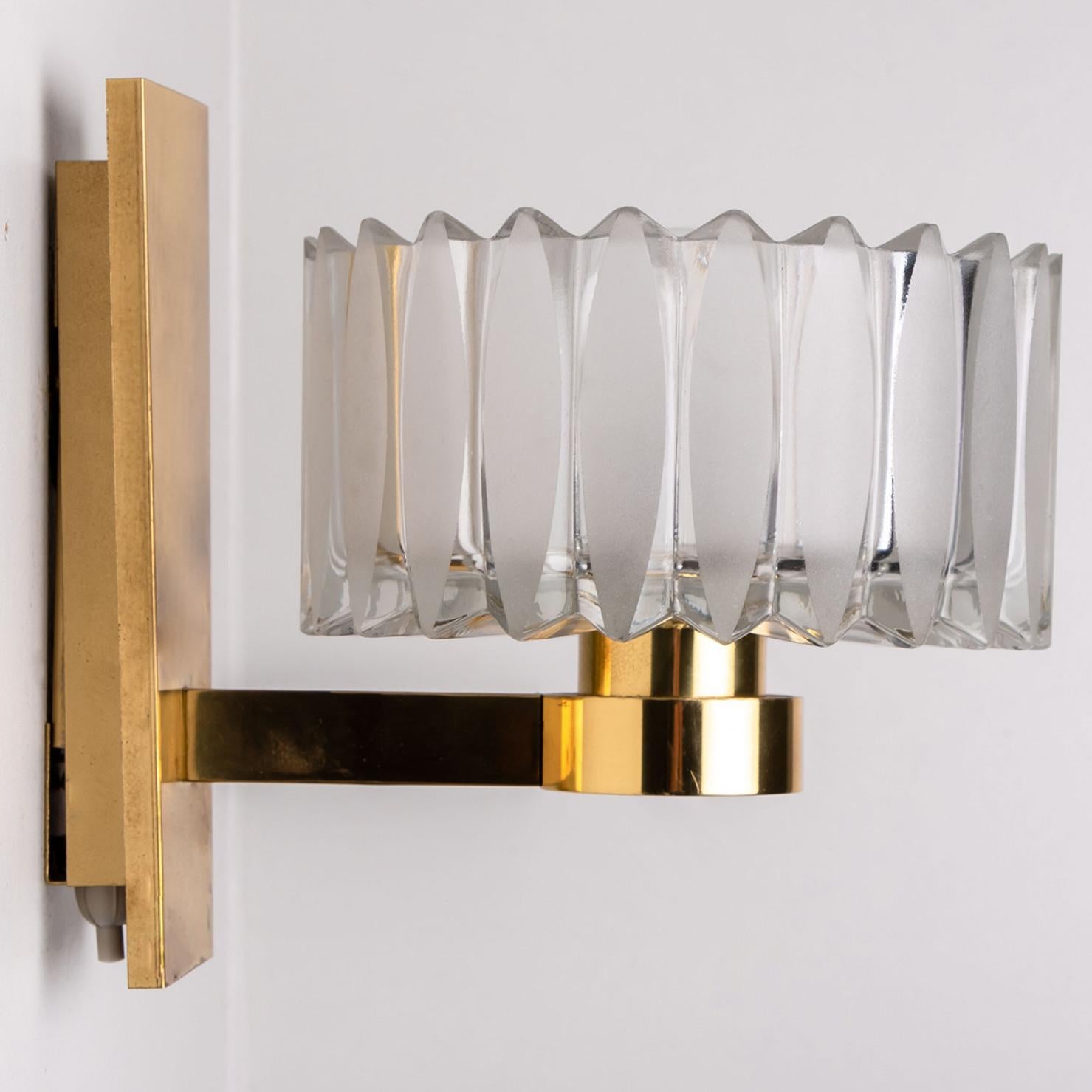 1 of the 2 Sets Hillebrand Brass and Glass Wall Light Fixtures, 1970s For Sale 8