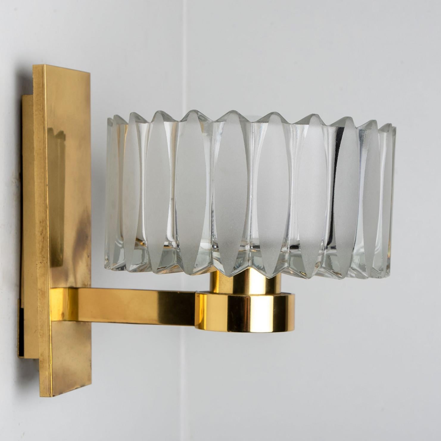 1 of the 2 Sets Hillebrand Brass and Glass Wall Light Fixtures, 1970s In Good Condition For Sale In Rijssen, NL