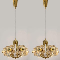L'un des deux lustres « Sische » en verre et laiton, design moderniste des années 1960
