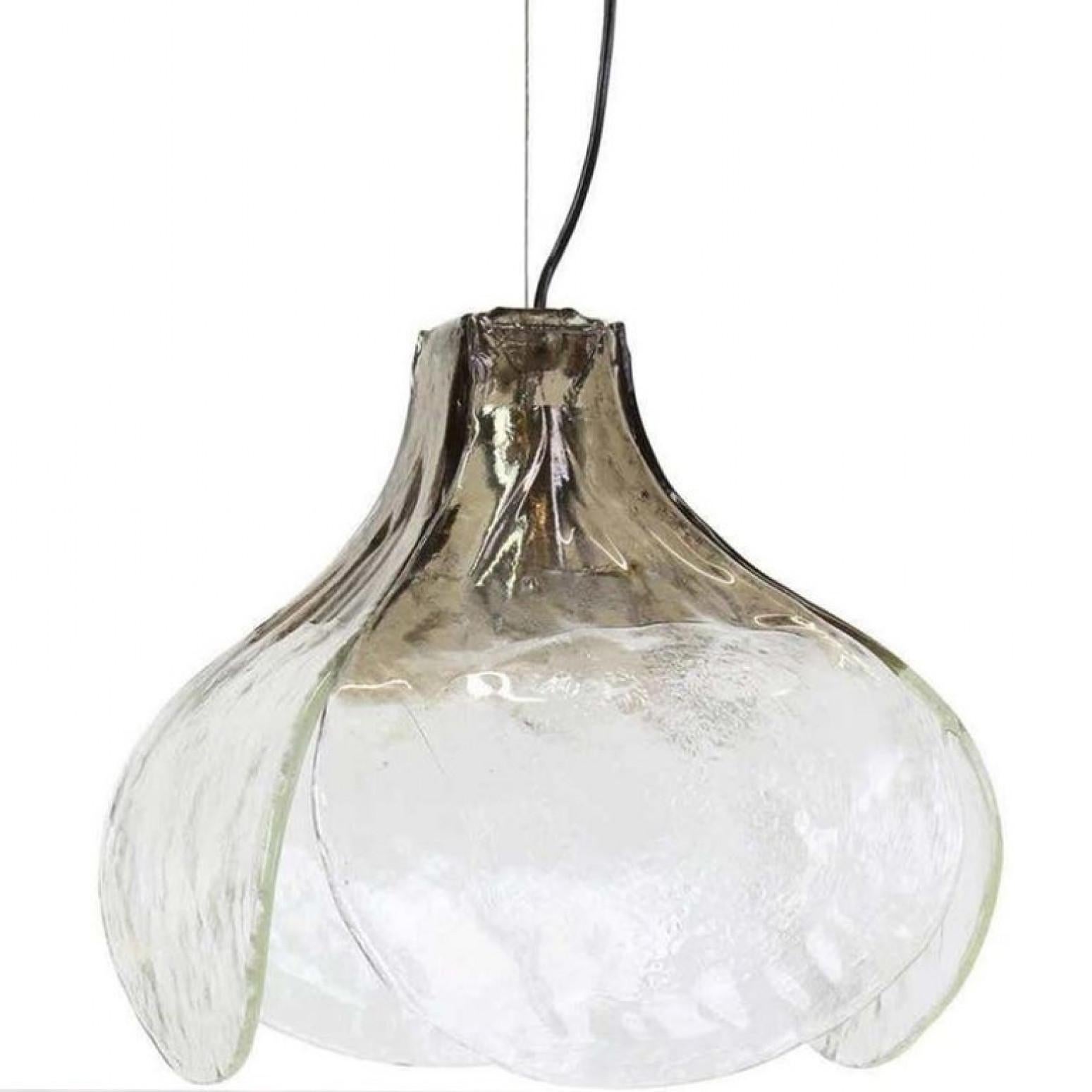 Bellissimo pendente floreale di metà secolo di Carlo Nason per Mazzega Murano in vetro di Murano trasparente e fumé.
Quattro foglie individuali in vetro di murano montate su una struttura in metallo. Con Corde nere, un cavo e un baldacchino