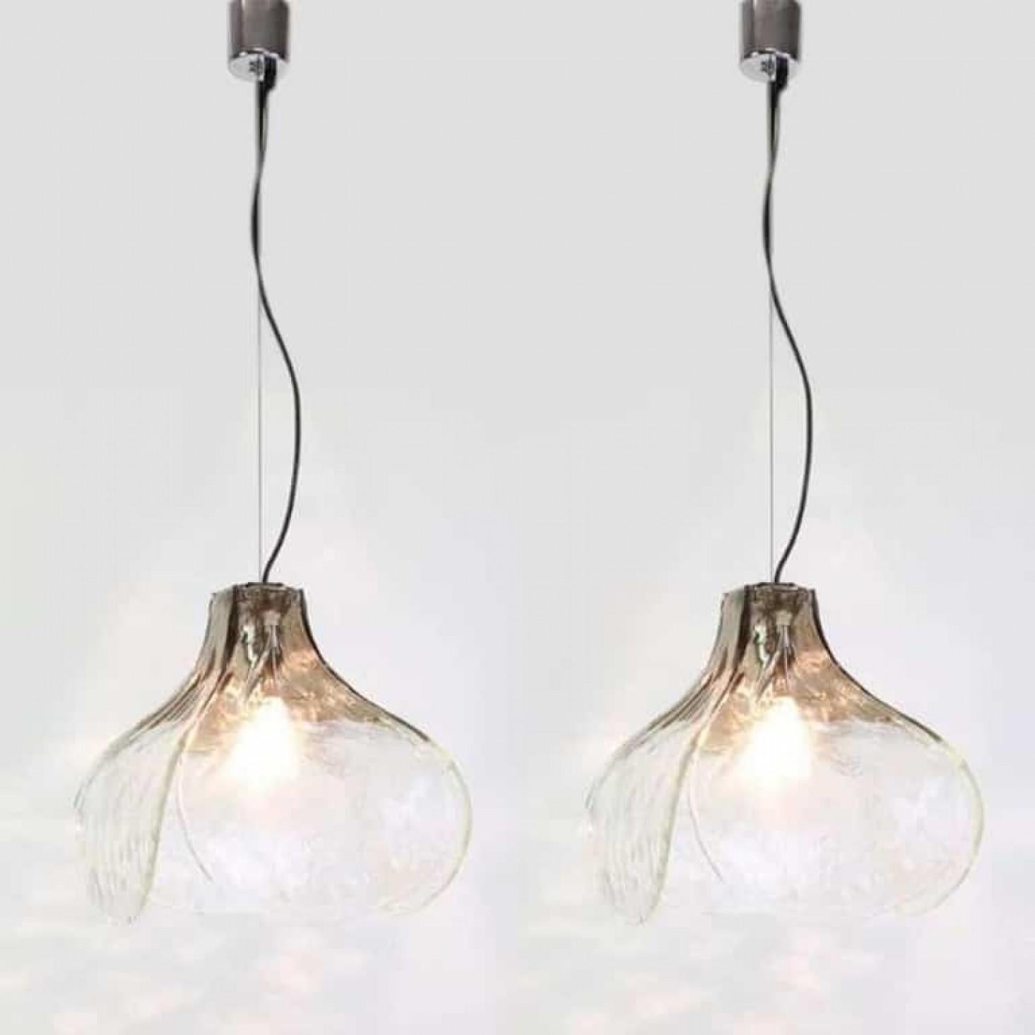 Mid-Century moderno 1 delle 2 lampade a sospensione fumé di Carlo Nason per Mazzega in vendita