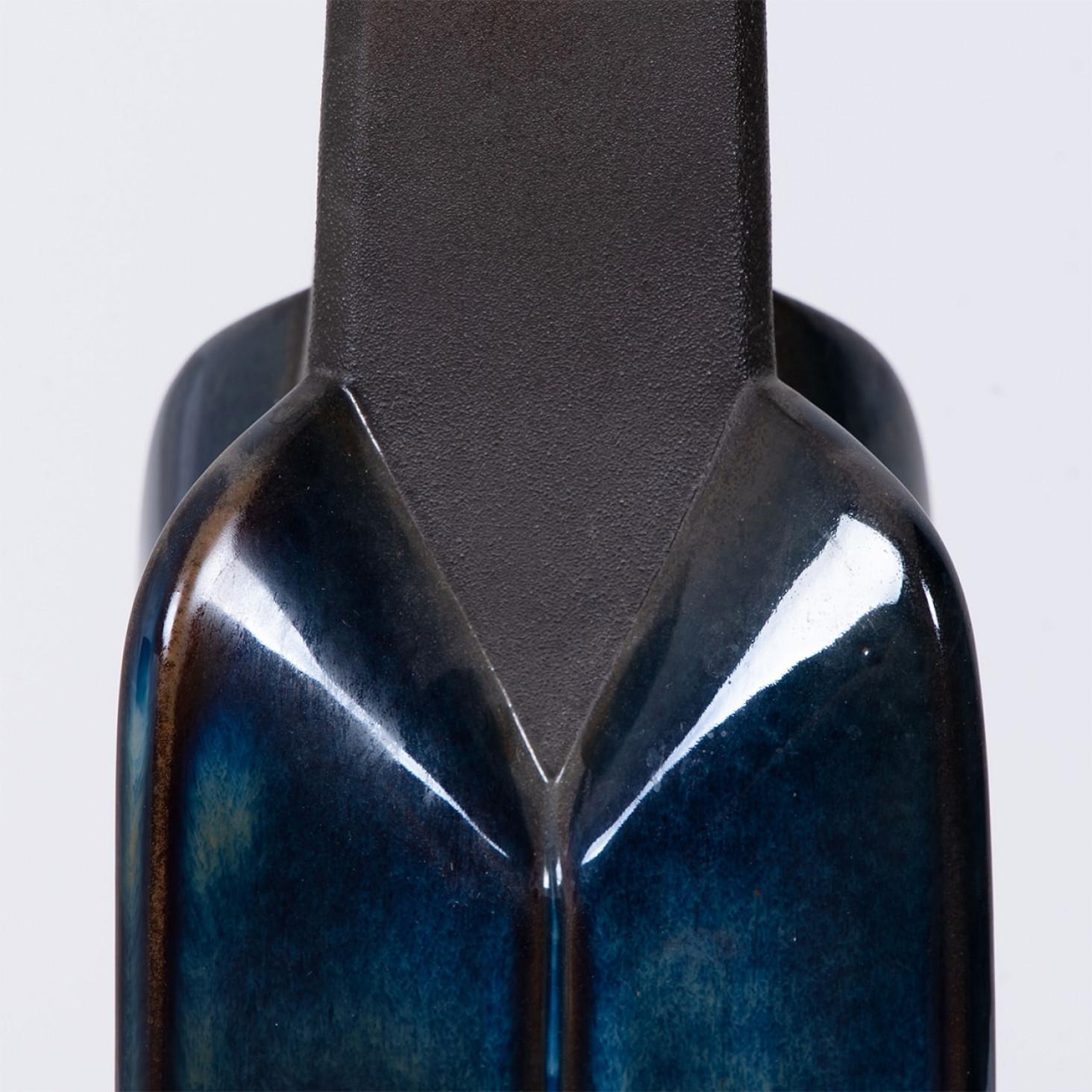 1 des 2 lampes de table en céramique de Soholm, Danemark, années 1960. Cette pièce sculpturale haut de gamme est fabriquée à la main en céramique dans des tons bleus ou gris, avec une combinaison de finitions sèches et émaillées. Avec un nouvel
