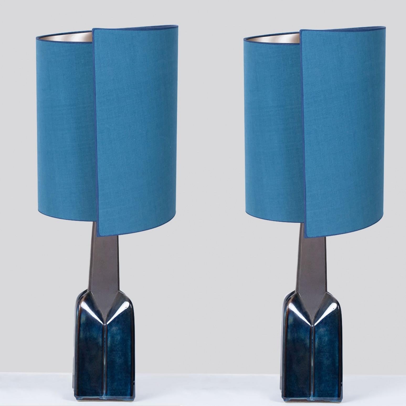 1 des 2 lampes Soholm avec abat-jour en soie bleue René Houben, 1960s Bon état - En vente à Rijssen, NL
