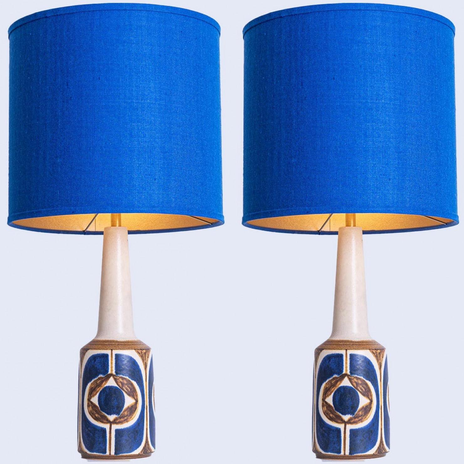 Ceramic table lamps by Soholm, Denmark, 1960s. This high-end sculptural piece is handmade ceramic in blue tones. With a new custom made blue silk lamp shade with warm bronze inner-shade by René Houben.

The lamp is in perfect vintage condition. The