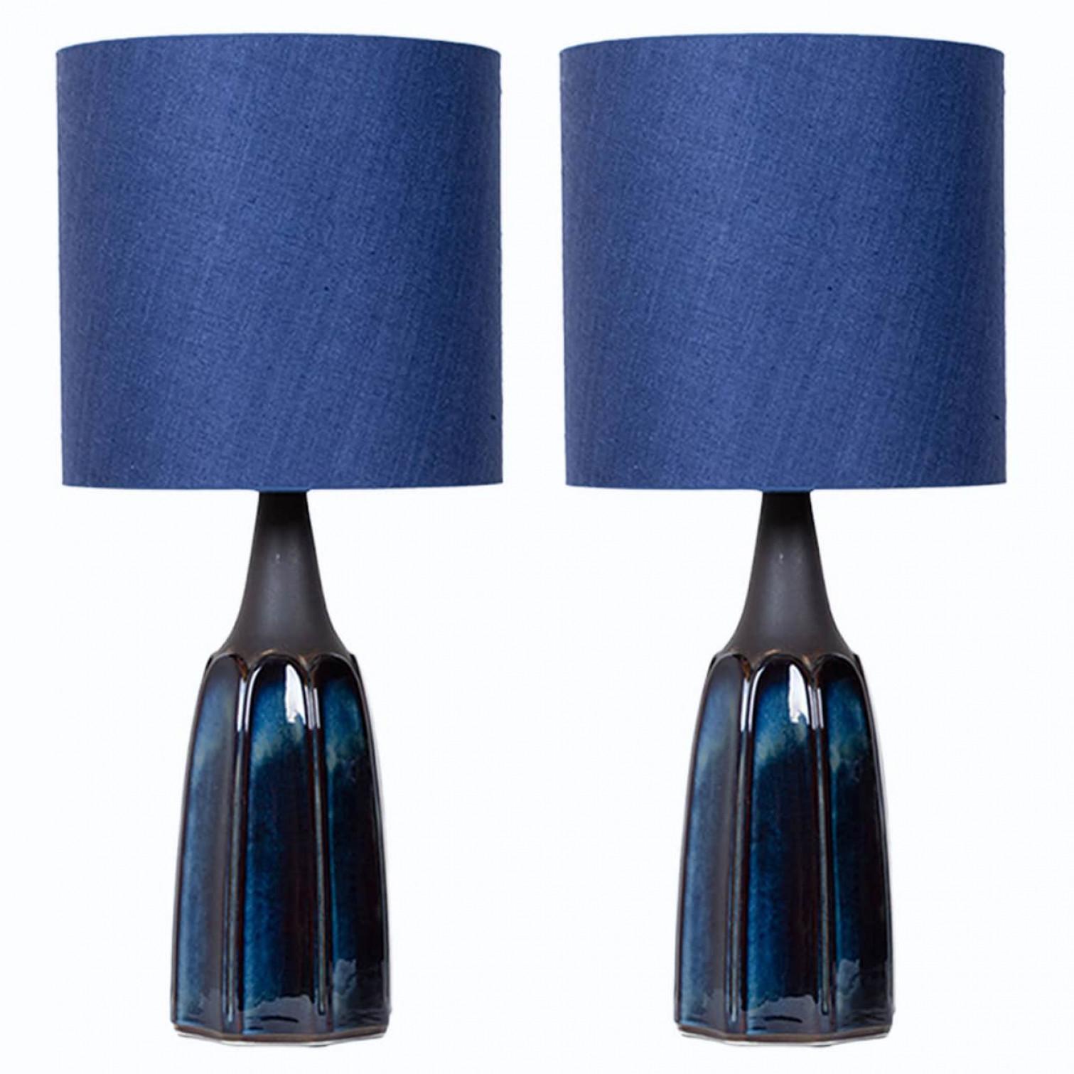 Keramische Tischlampen von Soholm, Dänemark, 1960er Jahre. Dieses hochwertige skulpturale Stück besteht aus handgefertigter Keramik in Blautönen mit einer Kombination aus trockener und glasierter Oberflächenbehandlung. Mit einem neuen,
