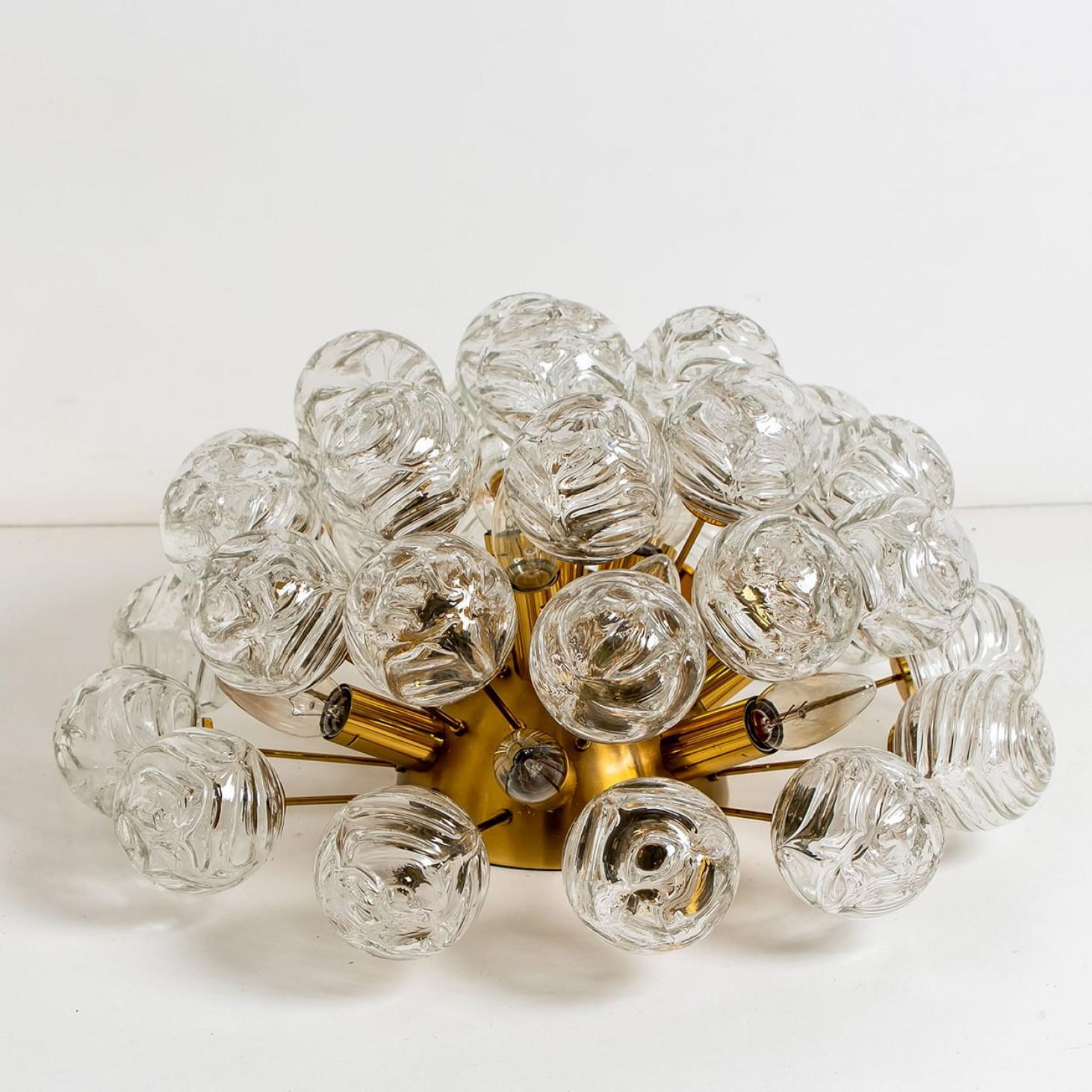1 der 2 Sputnik-Schneckenballen aus Glas mit Einbaubeleuchtung aus Doria, Deutschland, 1970er Jahre (Poliert) im Angebot