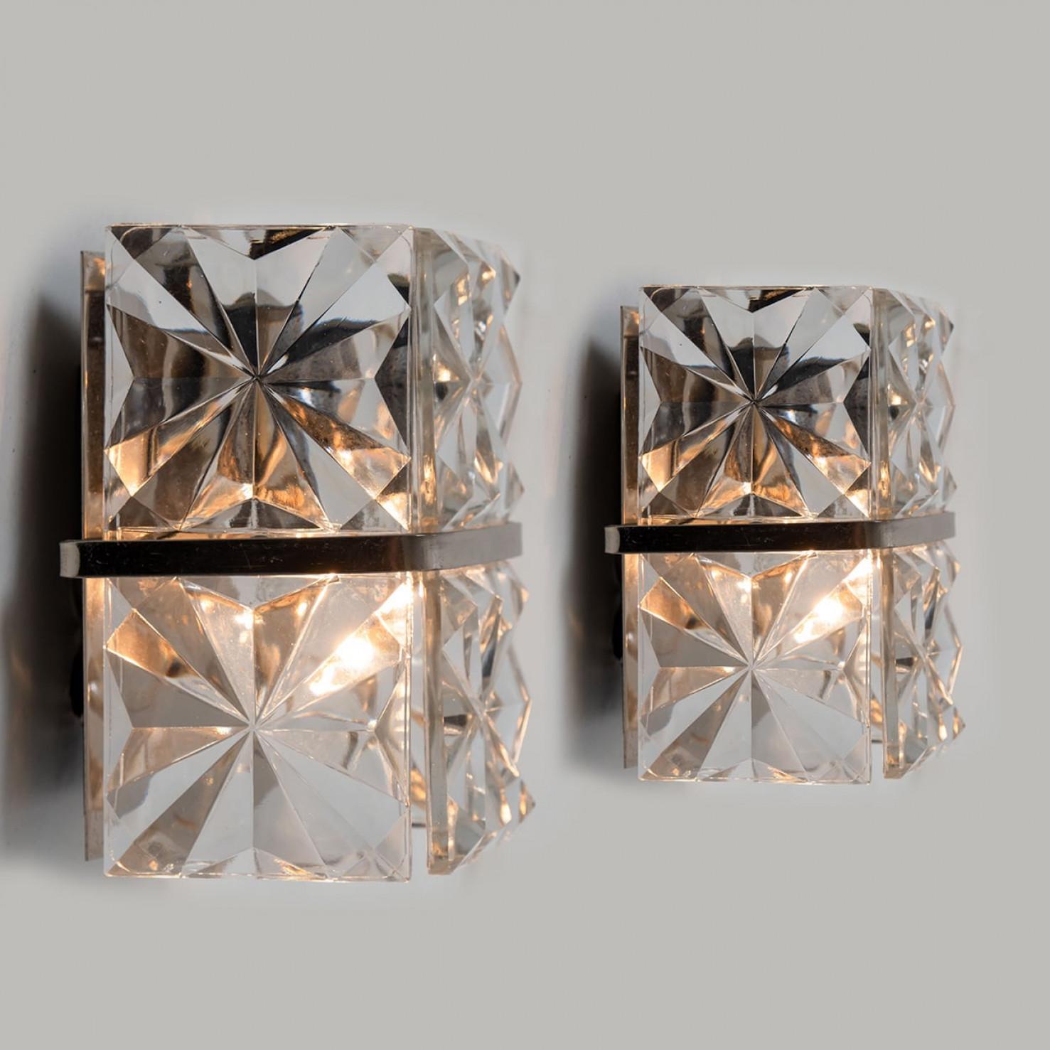 1 delle 2 lussuose cornici cromate e spesse apparizioni in cristallo diamantato del famoso produttore Kinkeldey. Apparecchi di illuminazione molto eleganti, adatti a tutti i periodi di arredamento. I cristalli sono tagliati meticolosamente in modo
