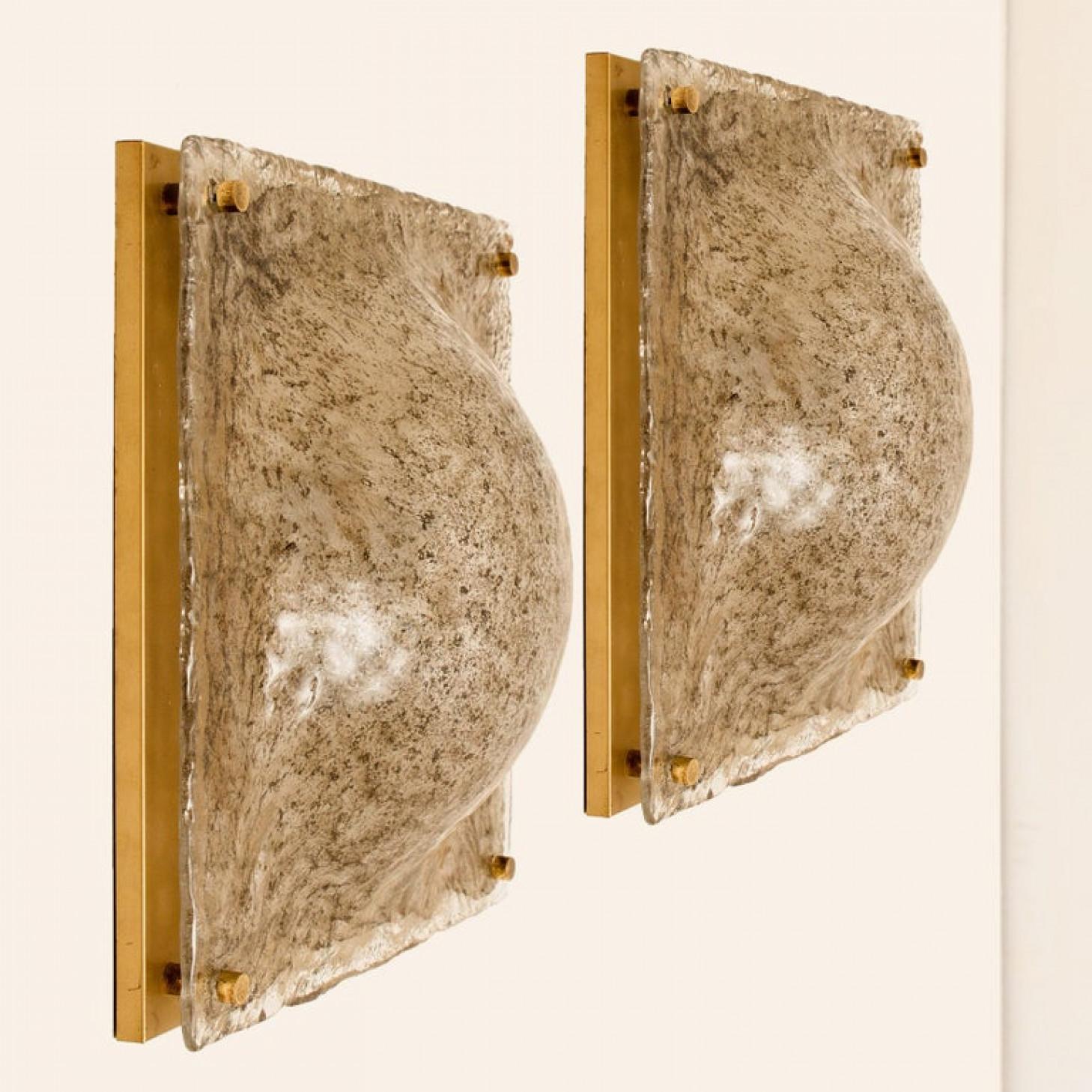 1 der 2 quadratischen Wandleuchten aus gewölbtem Muranoglas, Rauchglas und Messing, Einbaubeleuchtung im Zustand „Gut“ im Angebot in Rijssen, NL