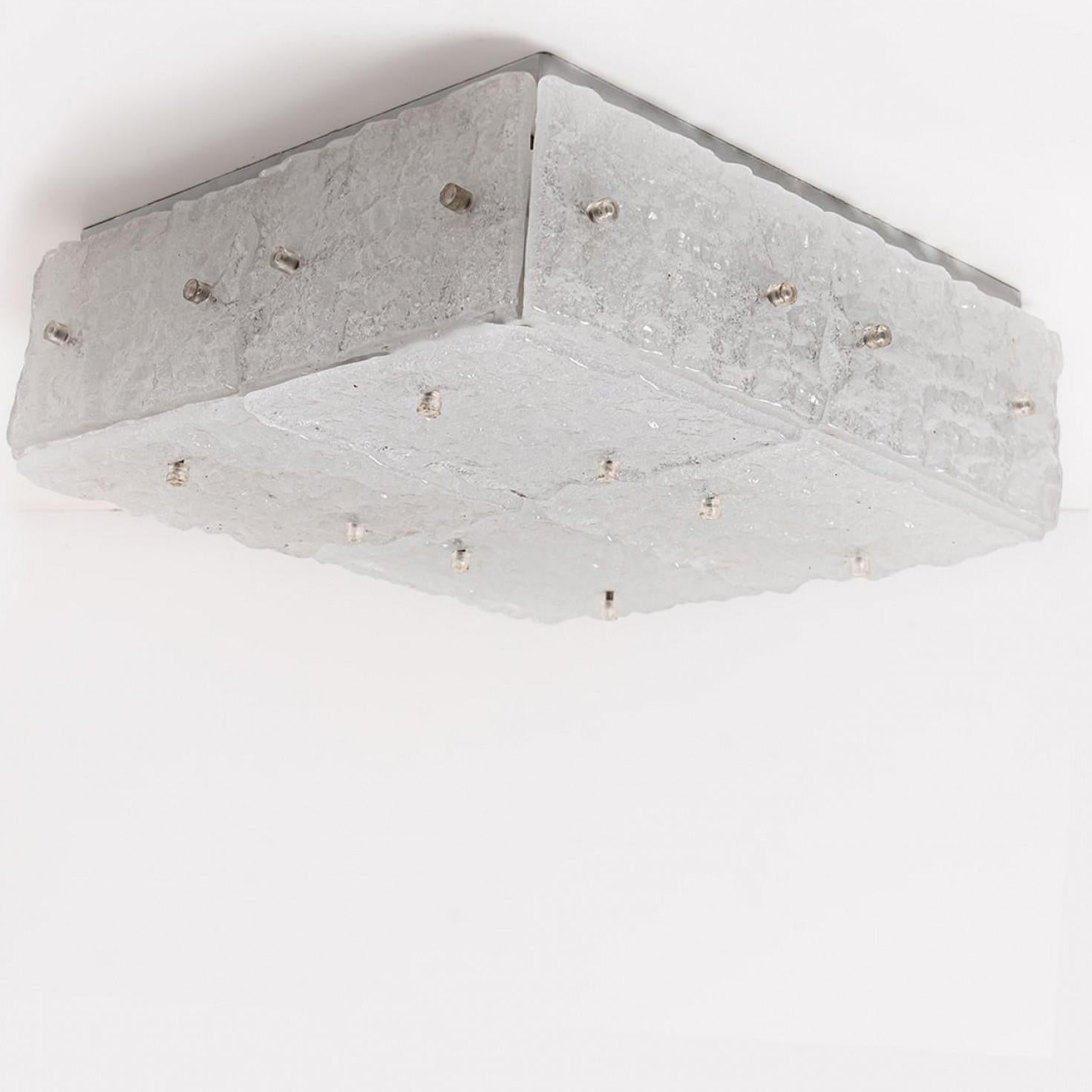 Preciosa luminaria de alta calidad al estilo de Kalmar, Austria. Fabricada a mediados de siglo, hacia 1970 (a finales de los 60 y principios de los 70).

Este aplique tiene luces de cristal esmerilado hechas a mano y una placa trasera cromada de