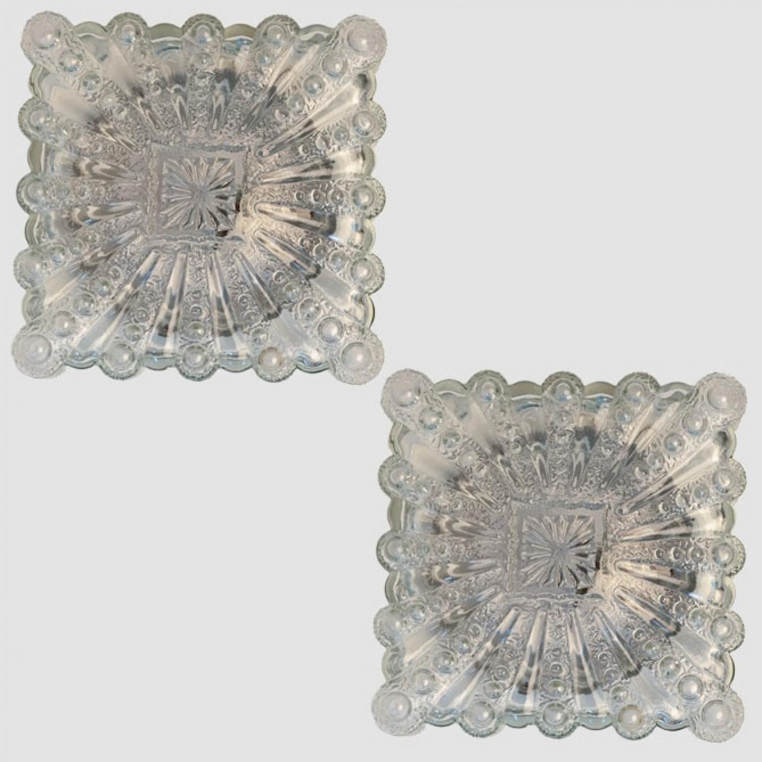 Montures d'affleurement carrées en verre bullé par Helena Tynell pour Glashütte Limburg, fabriquées en Allemagne en 1970. Le verre à bulles donne un magnifique éclat. Le verre carré est monté sur une plaque arrière en métal noir.

Nettoyé, bien