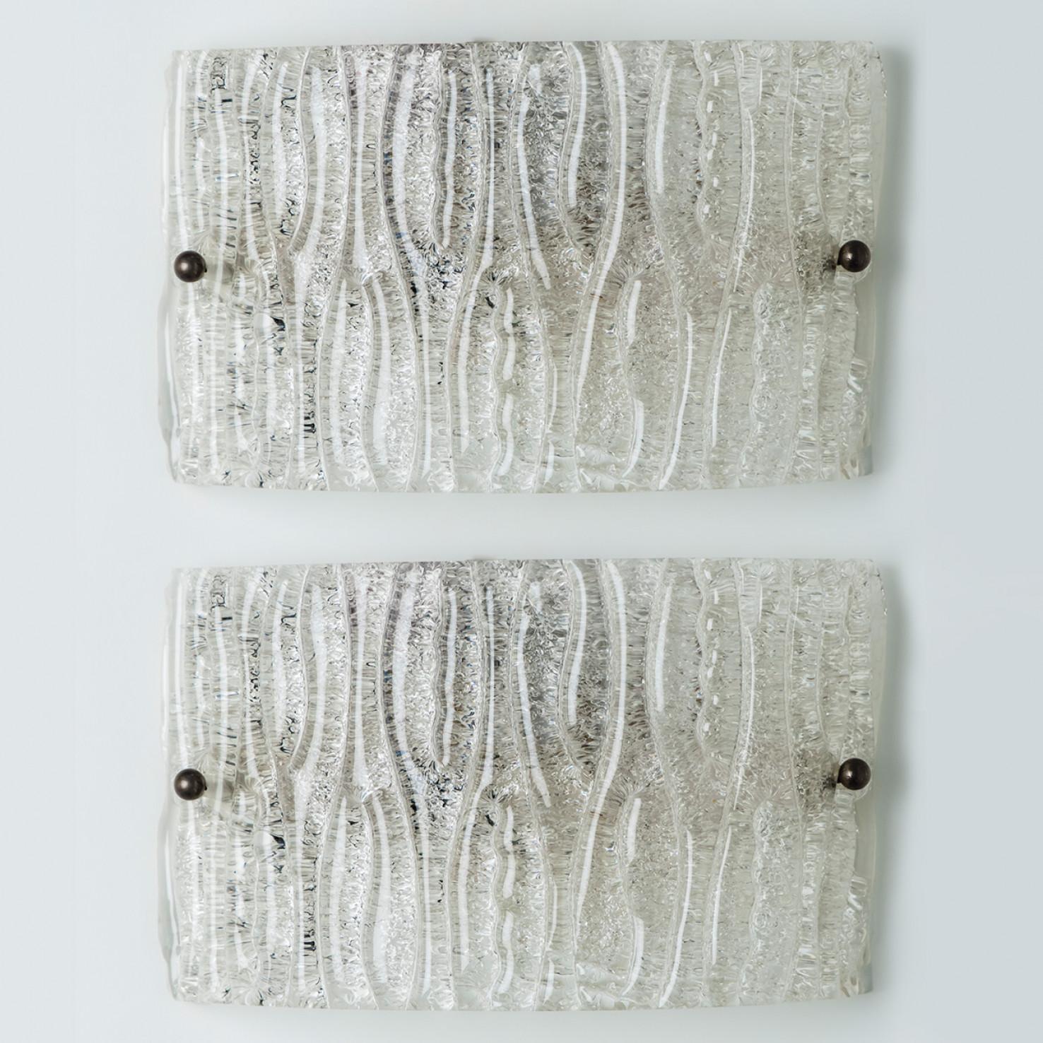 1 delle 2 applique quadrate in vetro a coste di Kaiser Leuchten, 1960. Il vetro ricco di texture dona una luce meravigliosa. Sono possibili anche viti in ottone lucido o cromate.

Si prega di notare che il prezzo si riferisce a un solo pezzo. Due