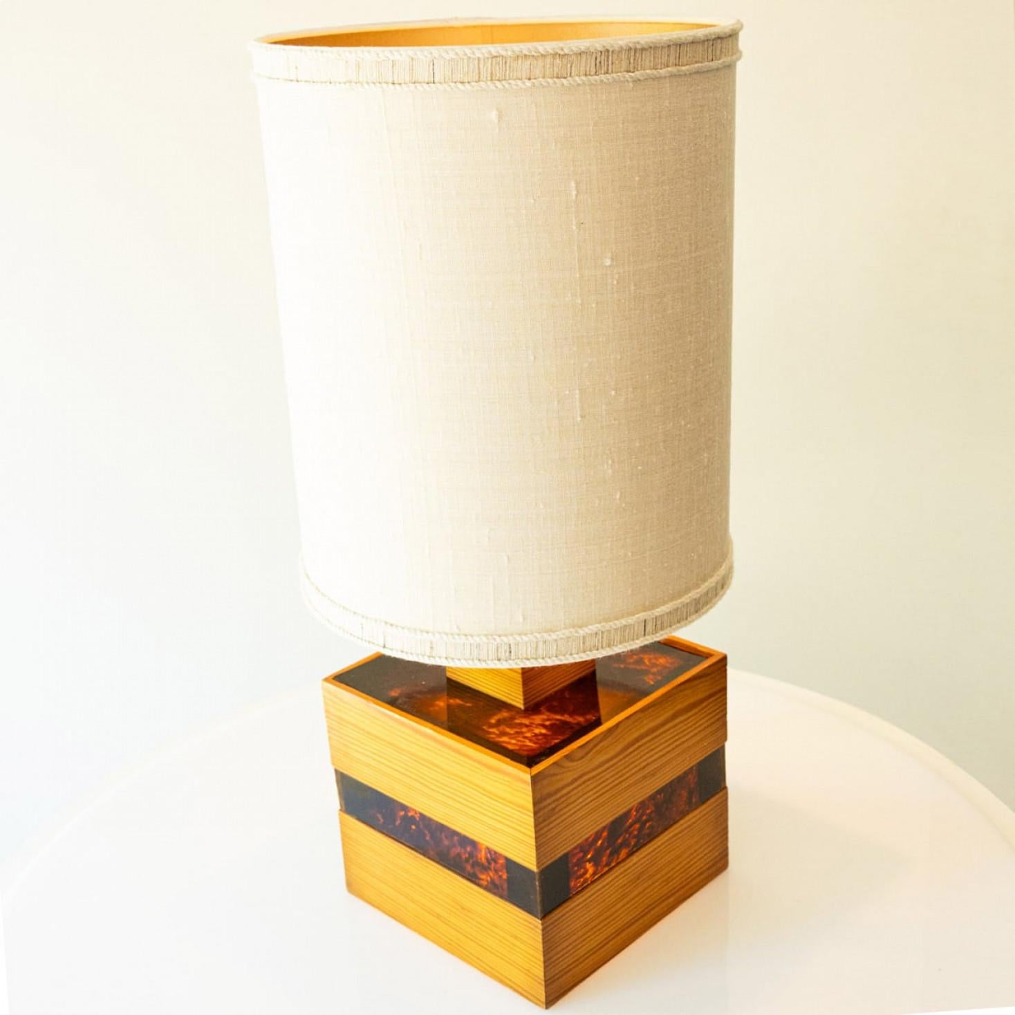 1 of the 2 Square Wood and Tortoise Glass Table Lamps, Lampshades by R. Houben en vente 5