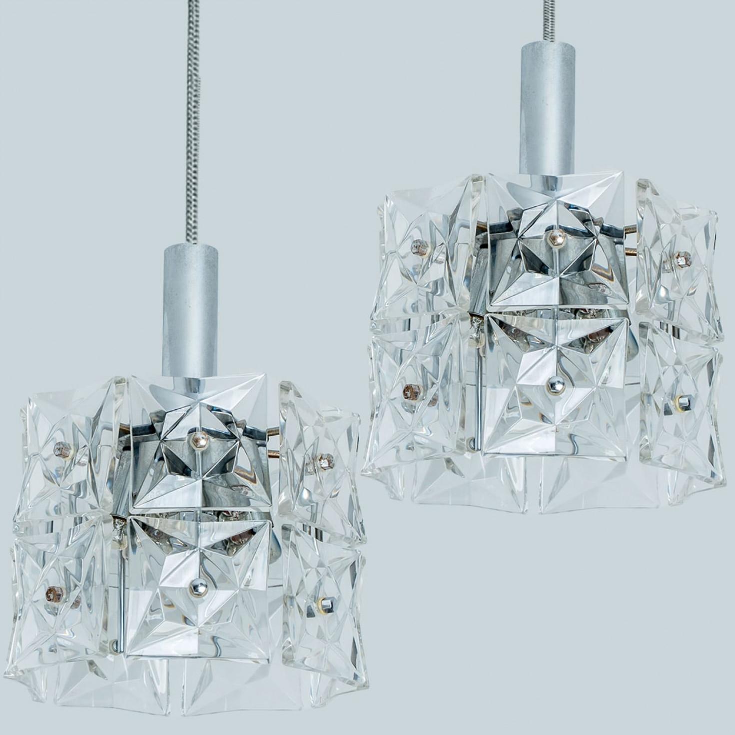 Questi pendenti dal design modernista sono stati progettati dal team di designer Kinkeldey negli anni '60 e prodotti in Germania. Un ciondolo Kinkeldey molto elegante, che si adatta a tutti i periodi dell'arredamento. Le 7 lastre di cristallo sono