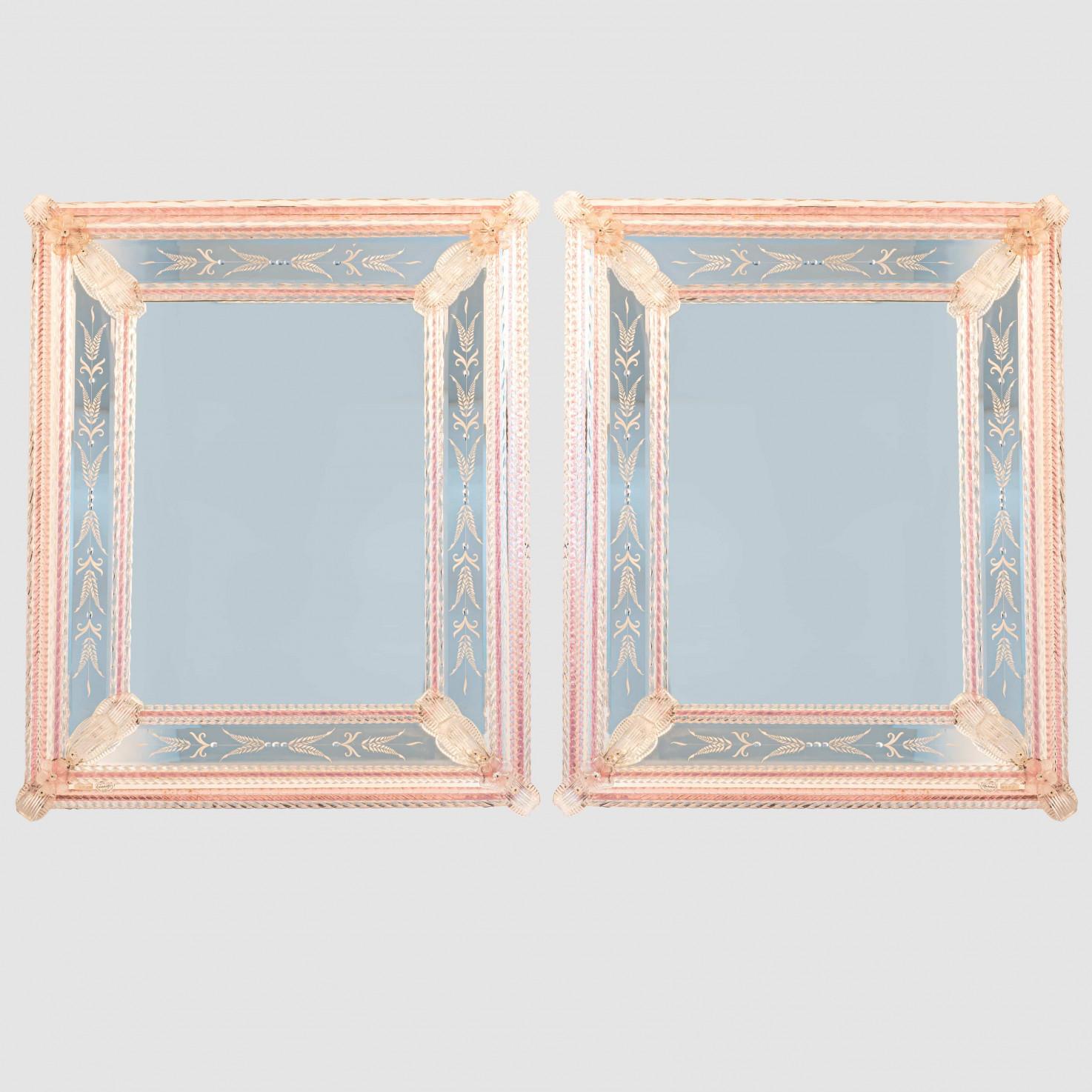 Specchio classico veneziano con vetro di Murano, designer Fratelli Barbini. Uno splendido specchio di ispirazione seicentesca con incisioni floreali.

Splendida fattura, un vero e proprio pezzo forte.

Dimensioni:
Altezza: 32,67