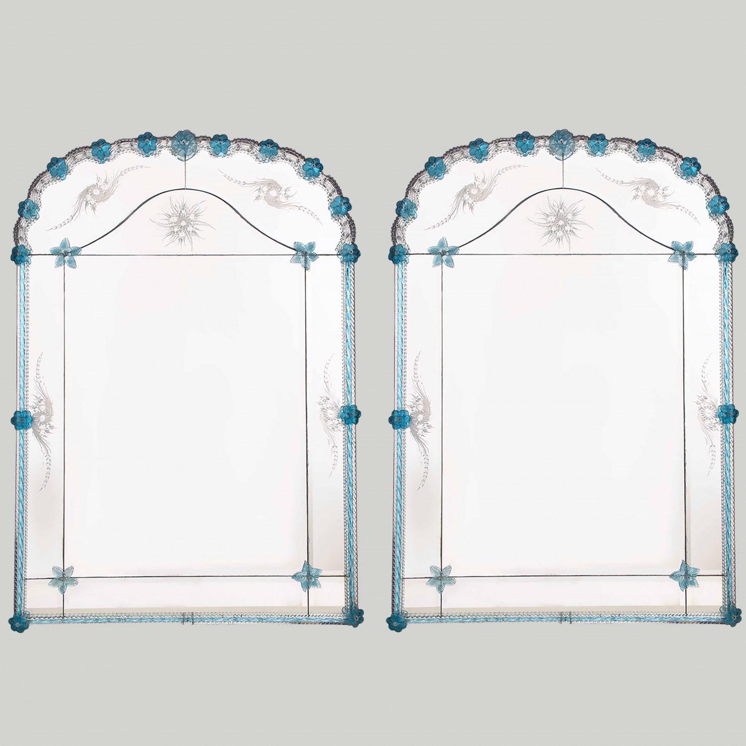 Miroir classique vénitien en verre de Murano. Un superbe miroir de style archtop inspiré du XVIIe siècle, avec de l'or en cristal 24 carats, un magnifique verre bleu de Murano et des gravures florales.

Une belle fabrication artisanale, un véritable