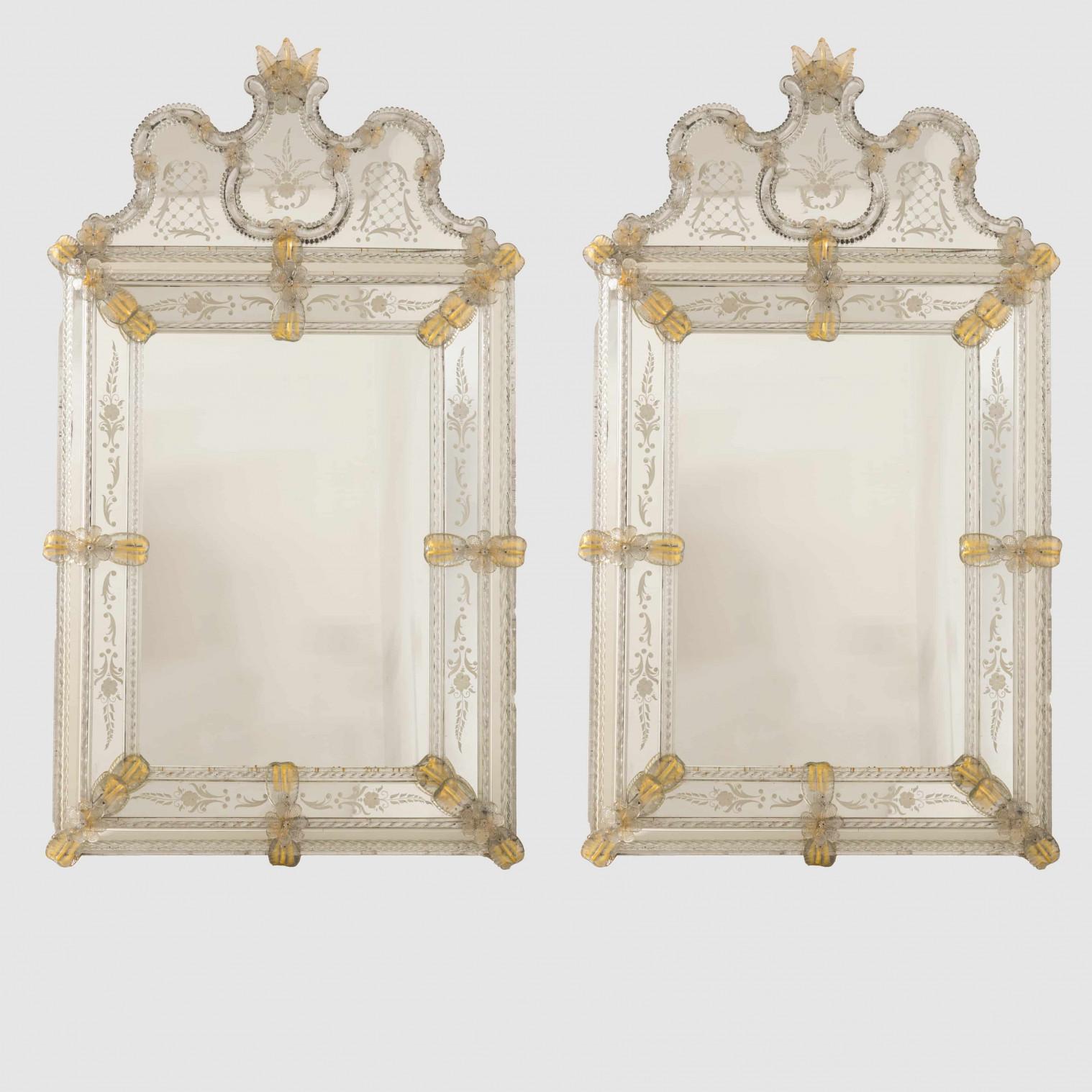Classico specchio ad arco veneziano con vetro di Murano del noto designer Fratelli Barbini. Uno splendido specchio ad arco ispirato al XVII secolo. Il piano è coronato da un ornamento che gli conferisce un aspetto grandioso e tradizionale. Fiori e