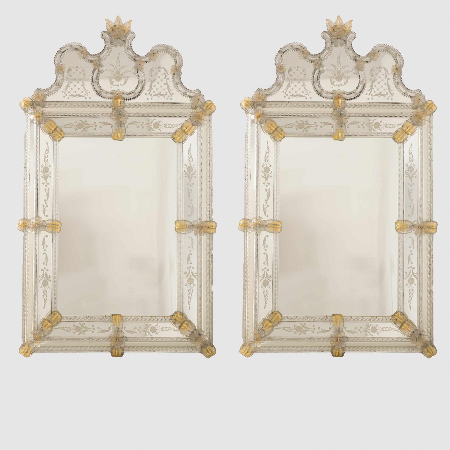 Miroir classique vénitien en verre de Murano du célèbre designer Fratelli Barbini. Un superbe miroir archtop inspiré du 17e siècle. Le sommet est couronné d'un ornement, ce qui lui confère un aspect grandiose et traditionnel. Des fleurs et des