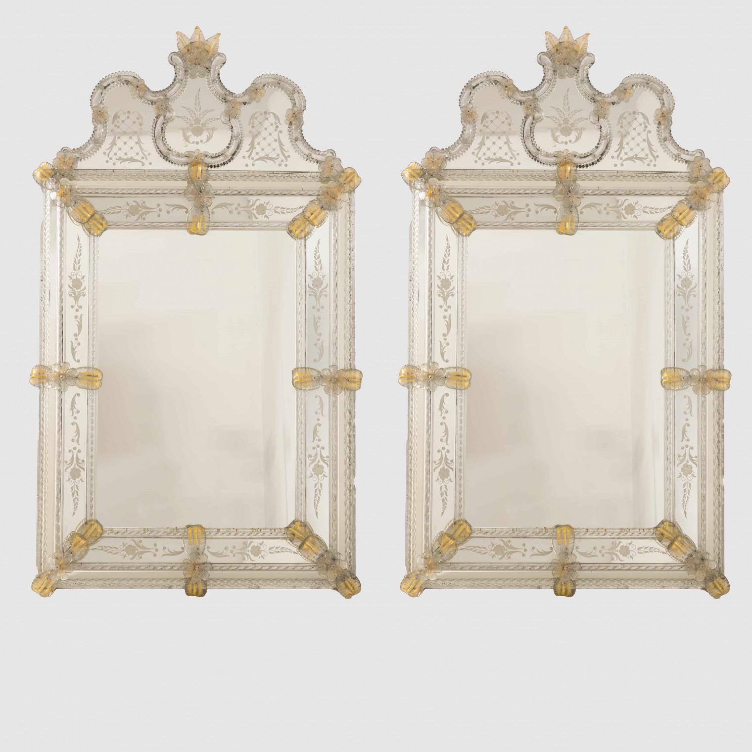 Miroir classique vénitien en verre de Murano du célèbre designer Fratelli Barbini. Un superbe miroir archtop inspiré du 17e siècle. Le sommet est couronné d'un ornement, ce qui lui confère un aspect grandiose et traditionnel. Des fleurs et des