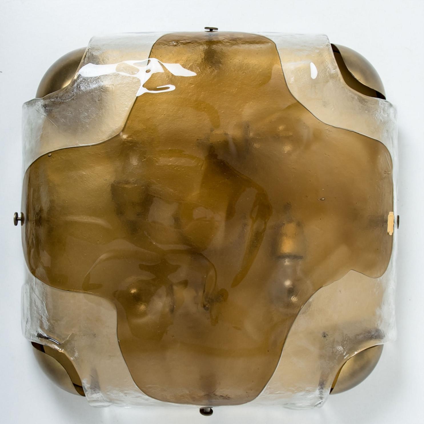 Applique en laiton by by J.T. Kalmar, Vienne, Autriche, fabriqué vers 1960. Le verre présente une texture de verre en laiton, qui donne un effet de lumière diffuse et un joli motif sur le plafond, les murs et le sol.
L'élégance de cette lampe