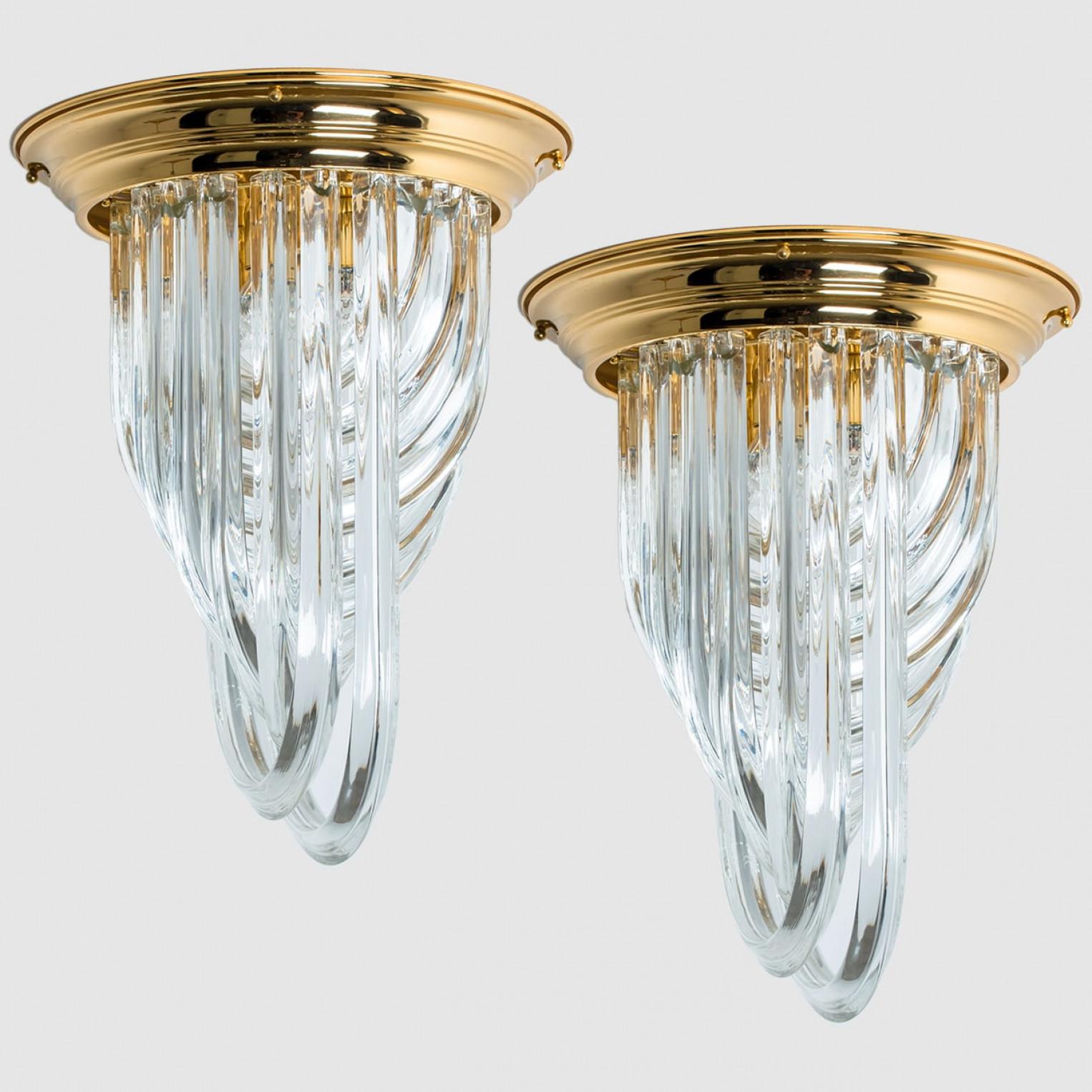 Preciosa e impresionante lámpara Venini de empotrar, cristal curvado y latón dorado, Italia.

La montura empotrada está hecha de cristales de Murano curvados de distintas longitudes. El empotrable tiene ocho luces con tubos de cristal de Murano y un