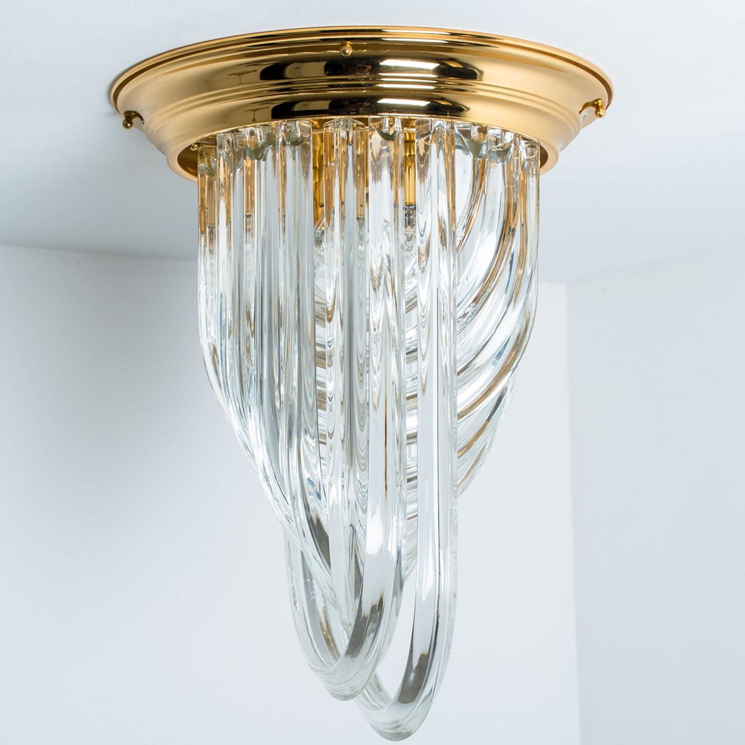 1 de los 2 empotrables Venini, cristal curvado y latón, Italia, 1970 Moderno de mediados de siglo en venta