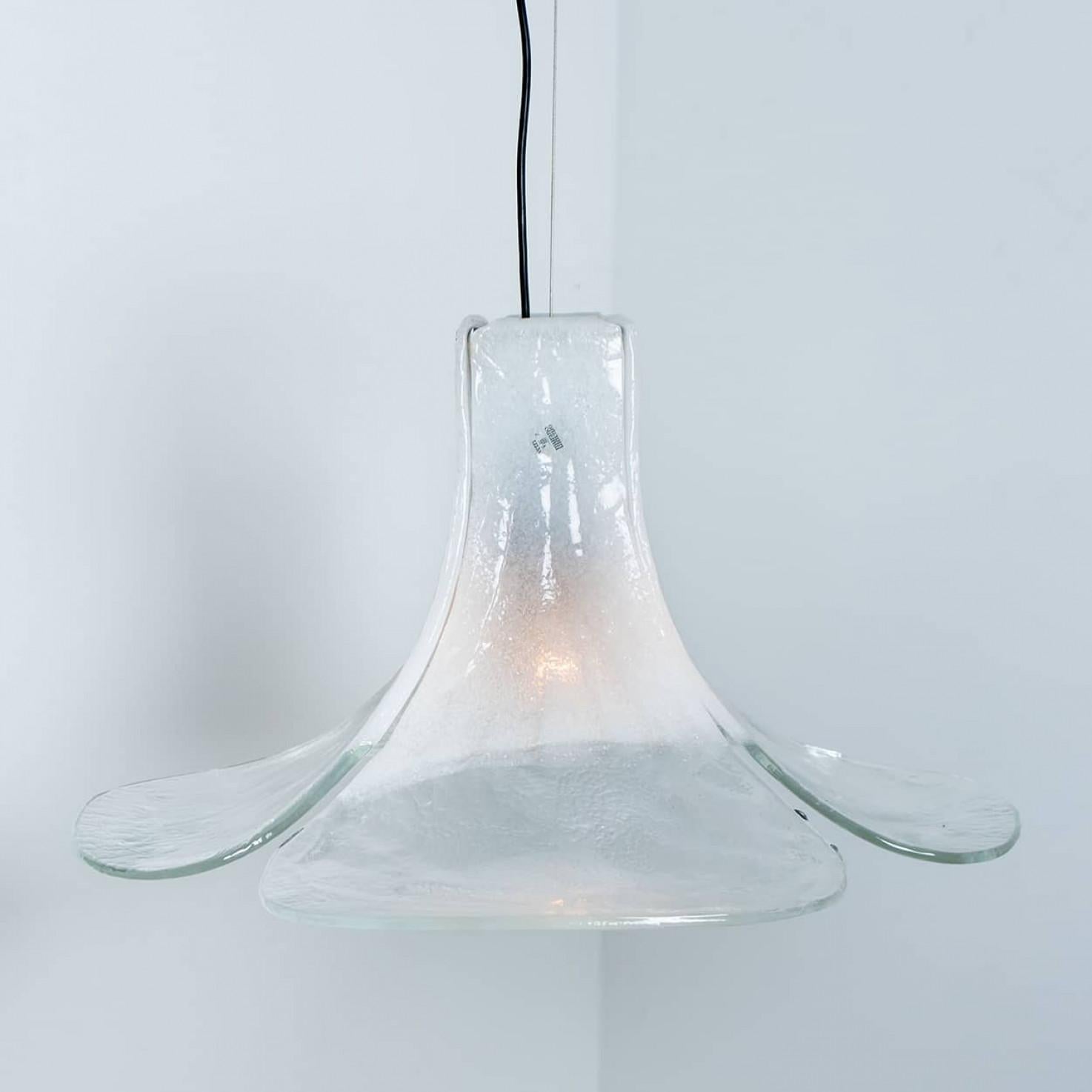 1 delle 2 luci a sospensione a forma di fiore bianco di Carlo Nason, 1960 in vendita 2