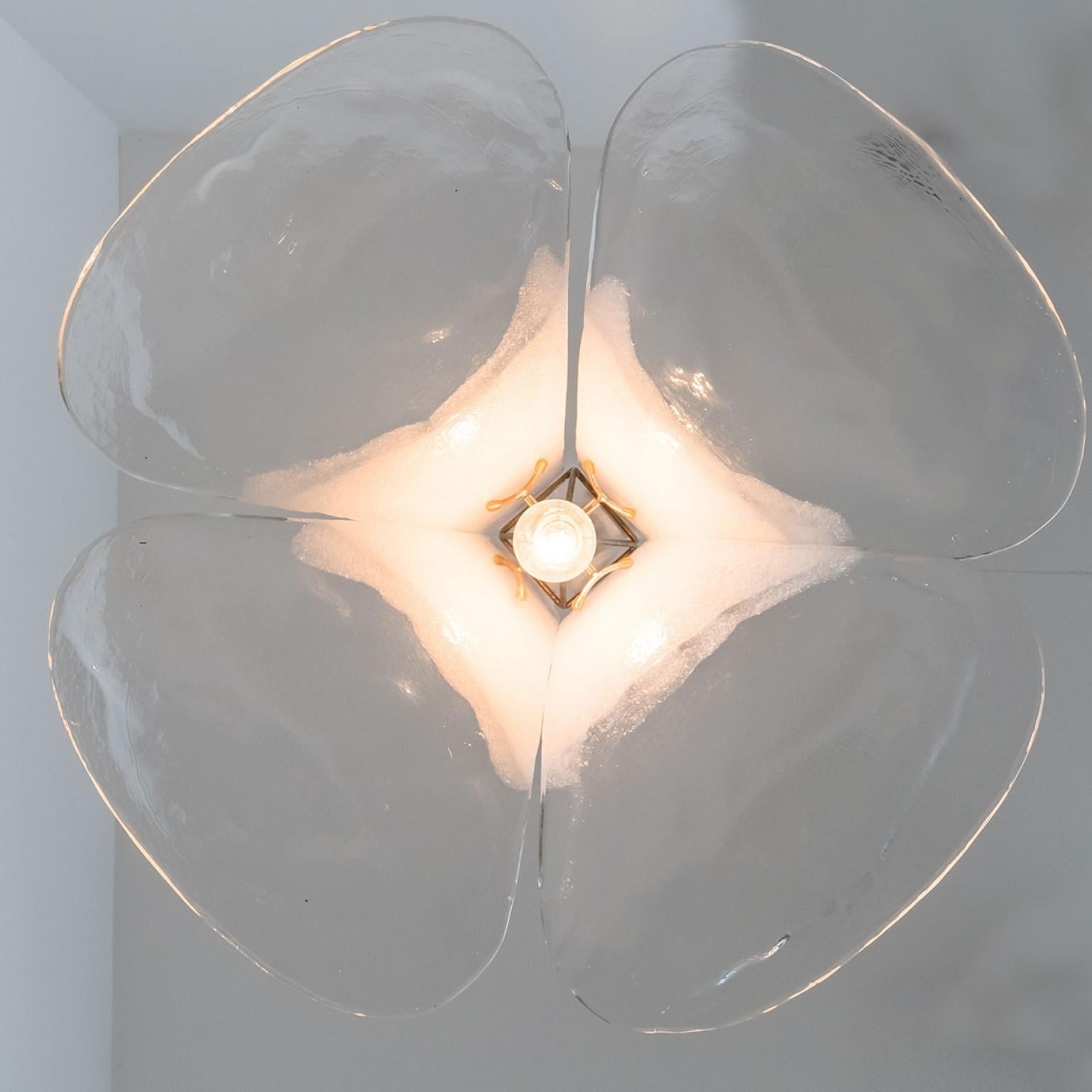 1 delle 2 luci a sospensione a forma di fiore bianco di Carlo Nason, 1960 in vendita 3