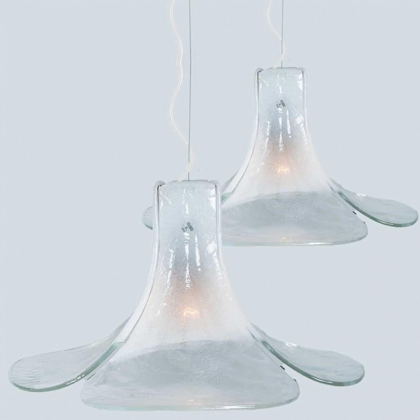 1 delle 2 lampade a sospensione a forma di fiore realizzate da Carlo Nason. Quattro foglie bianche e cristalline compongono questo bellissimo pezzo realizzato in vetro di Murano lavorato a mano.

Dimensioni:
Diametro: 25,59