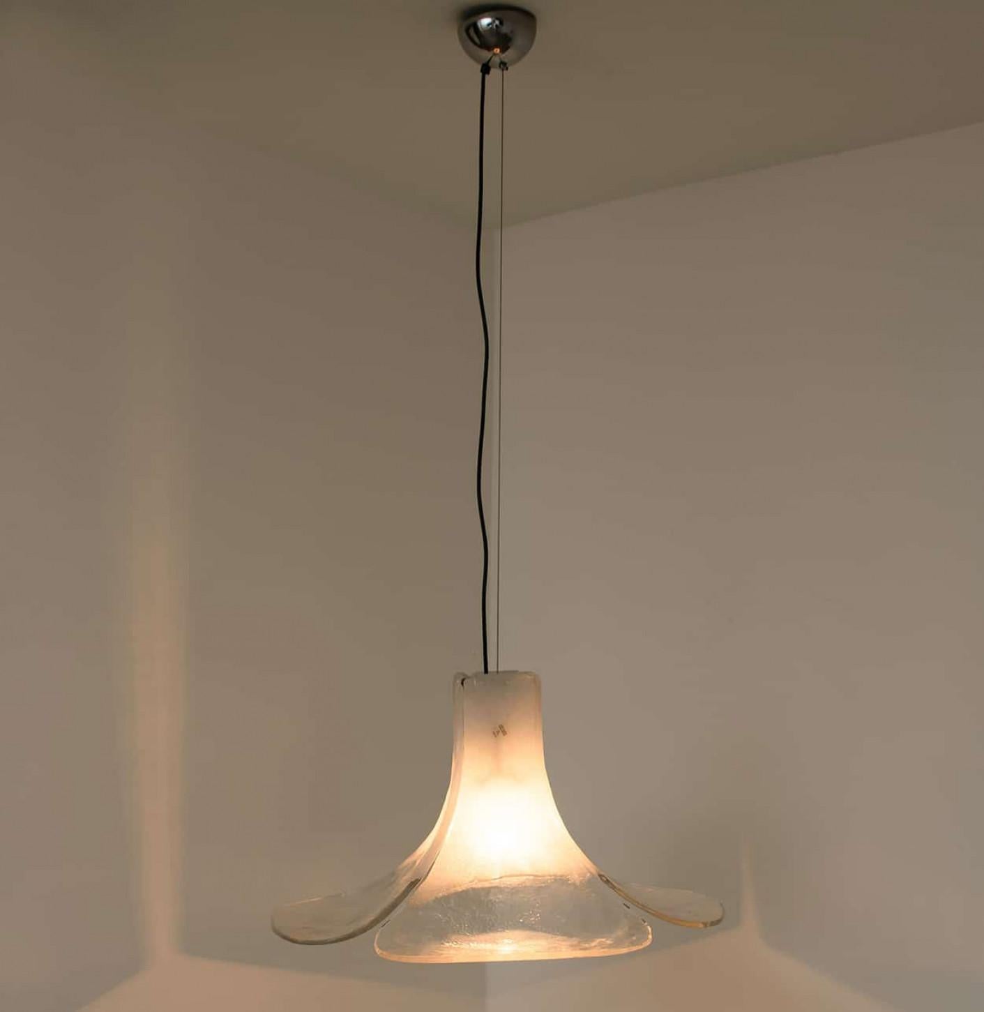 Altro 1 delle 2 luci a sospensione a forma di fiore bianco di Carlo Nason, 1960 in vendita