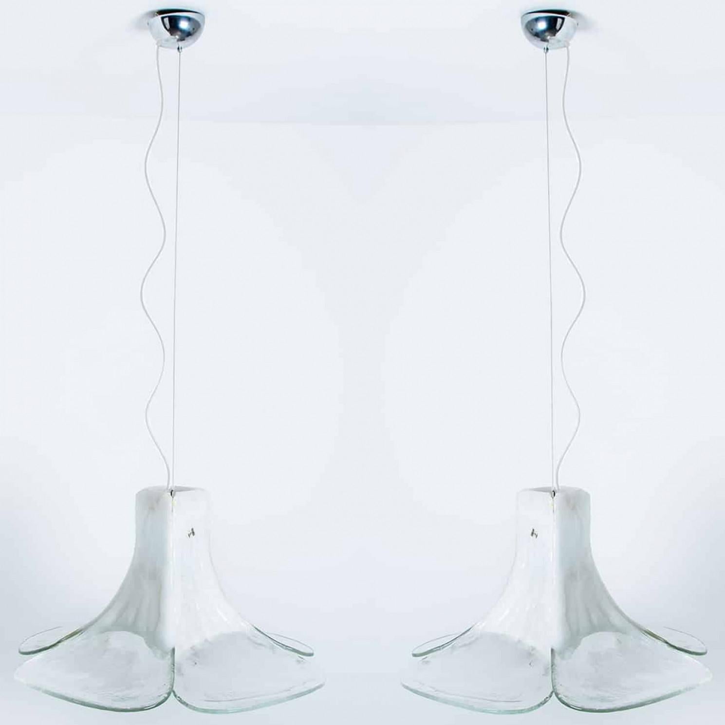 1 de las 2 Lámpara colgante Flor blanca de Carlo Nason, 1960 en Bueno estado para la venta en Rijssen, NL