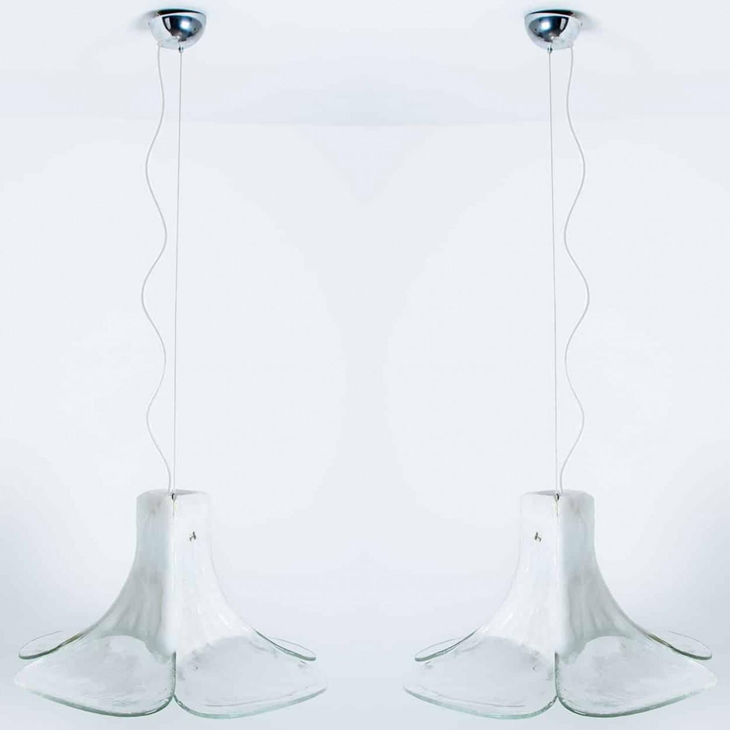 1 delle 2 luci a sospensione a forma di fiore bianco di Carlo Nason, 1960 In condizioni buone in vendita a Rijssen, NL