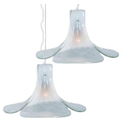 1 delle 2 luci a sospensione a forma di fiore bianco di Carlo Nason, 1960