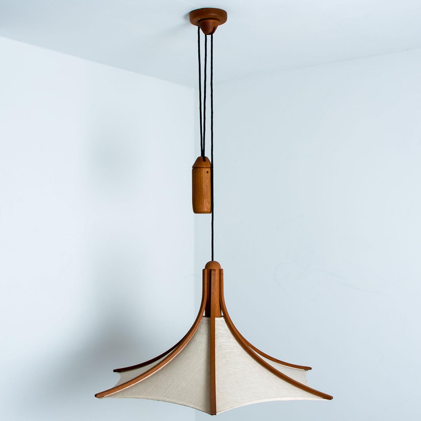 Wonderful oak pendant light with new lampshade by Le Klint. The light is manufactured by Domus in the 1970s in Germany, Europe.
The oak base is adjustable in height. The beautiful, folded lampshade diffuses a warm light.

