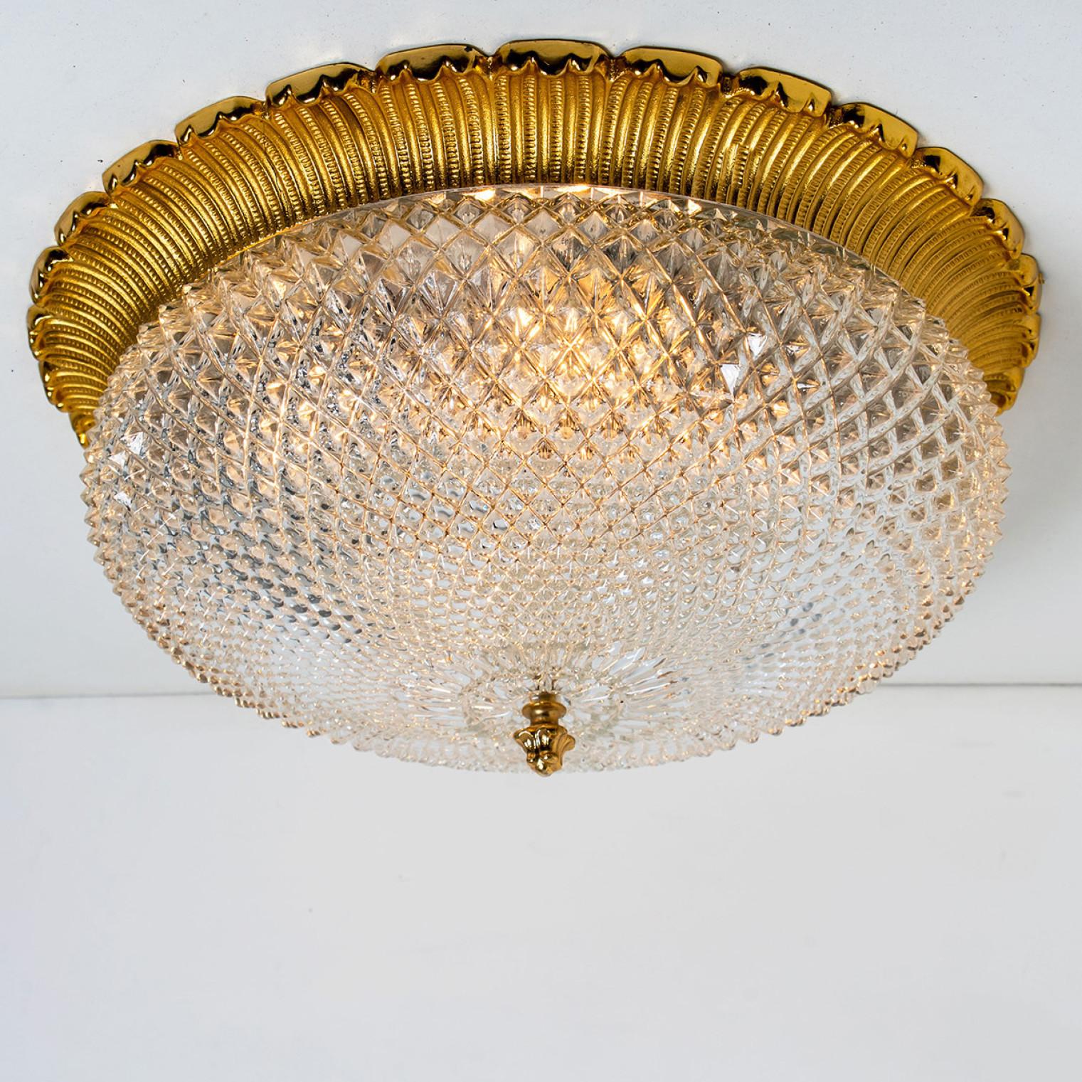 A large glass flush mount by Glashutte Limburg in Germany, 1960s. High-end pieces. Thick textured glass fixture on a brass base.

Measurement: Ø 19.7