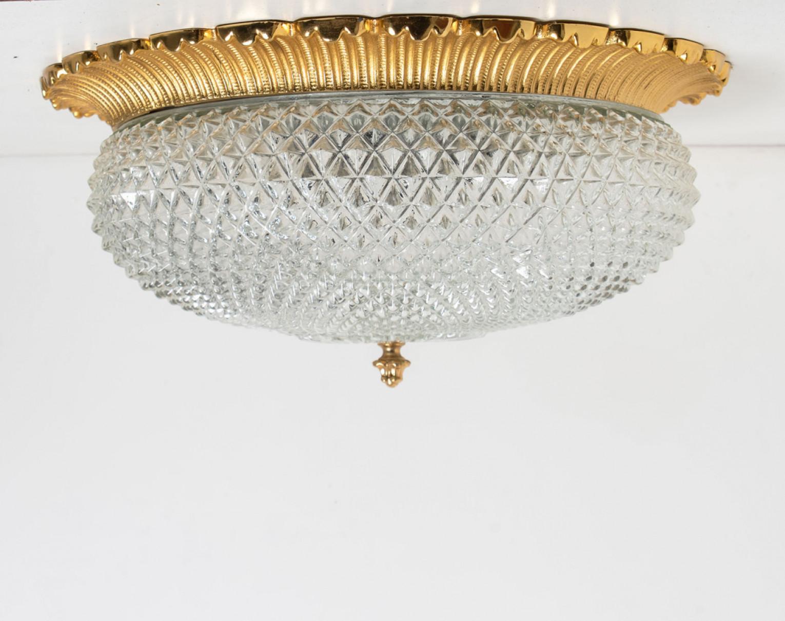 Une grande monture encastrée en verre de Glashutte Limburg en Allemagne, années 1960. Pièces haut de gamme. Fixation en verre épais texturé sur une base en laiton.

Dimensions : Ø 19.7