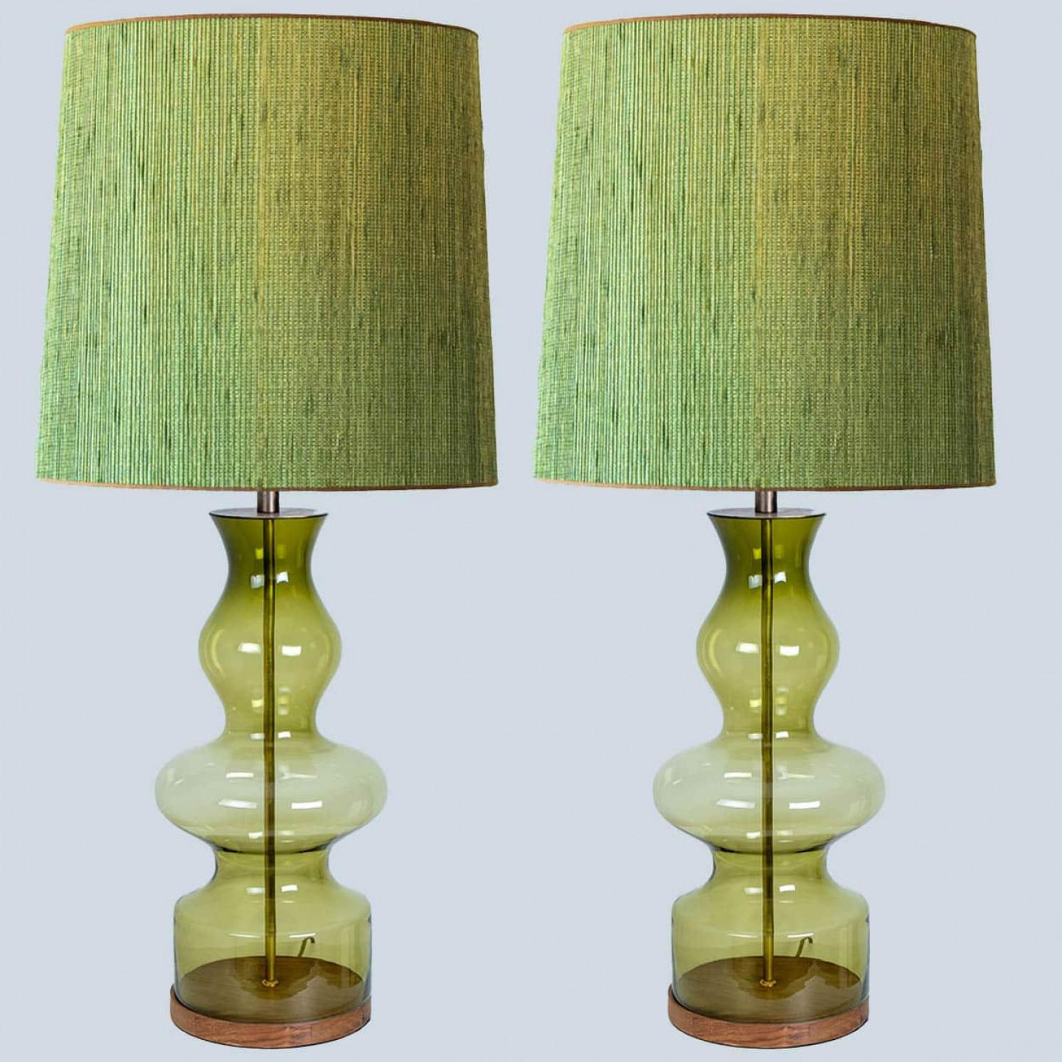 1 de las 2 Lámparas de sobremesa XL de cristal verde con pantallas de ratán R. Houben Escandinavo moderno en venta