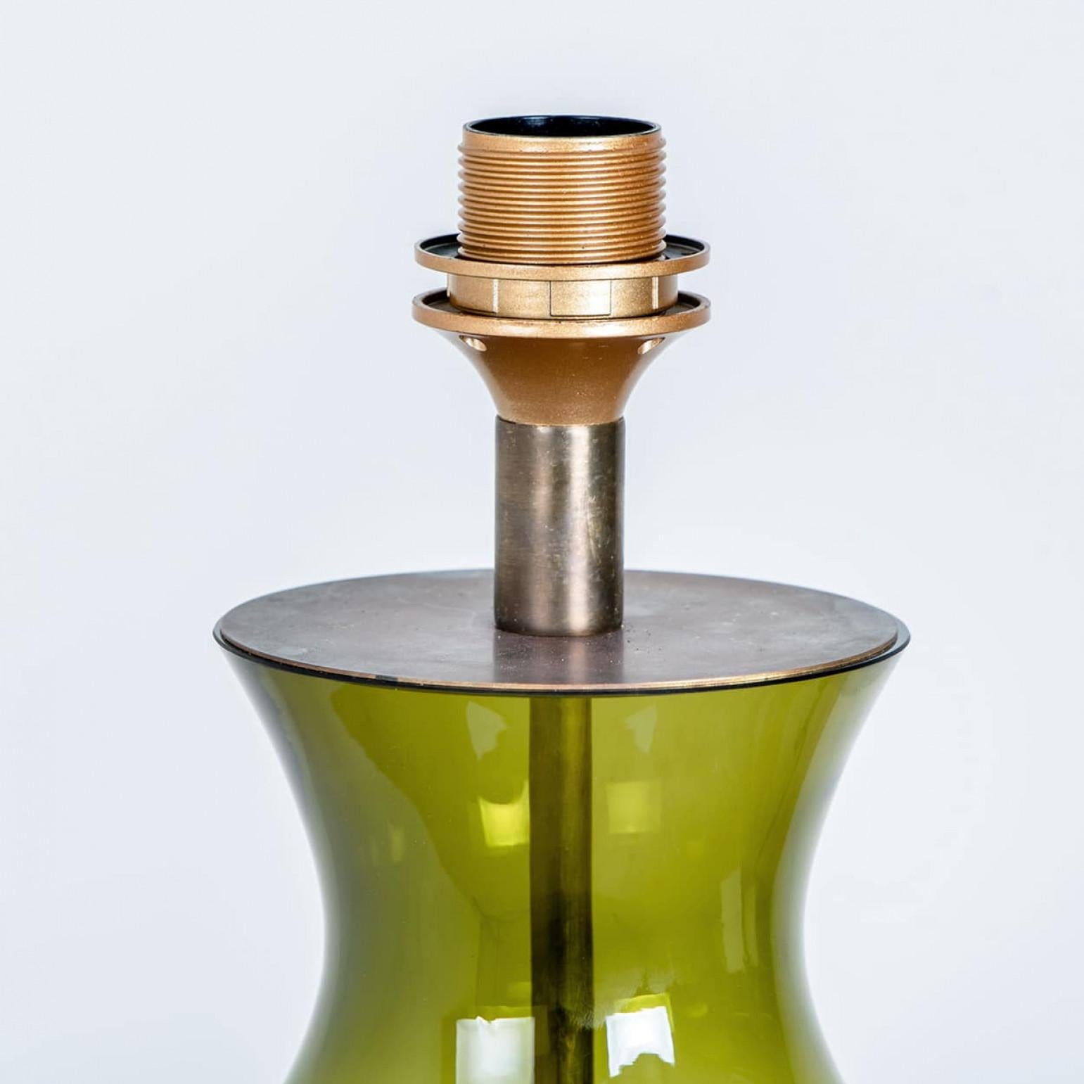 1 der 2 XL Glas Tischlampen in grüner Form mit Rattan Lampenschirmen R. Houben im Zustand „Hervorragend“ im Angebot in Rijssen, NL