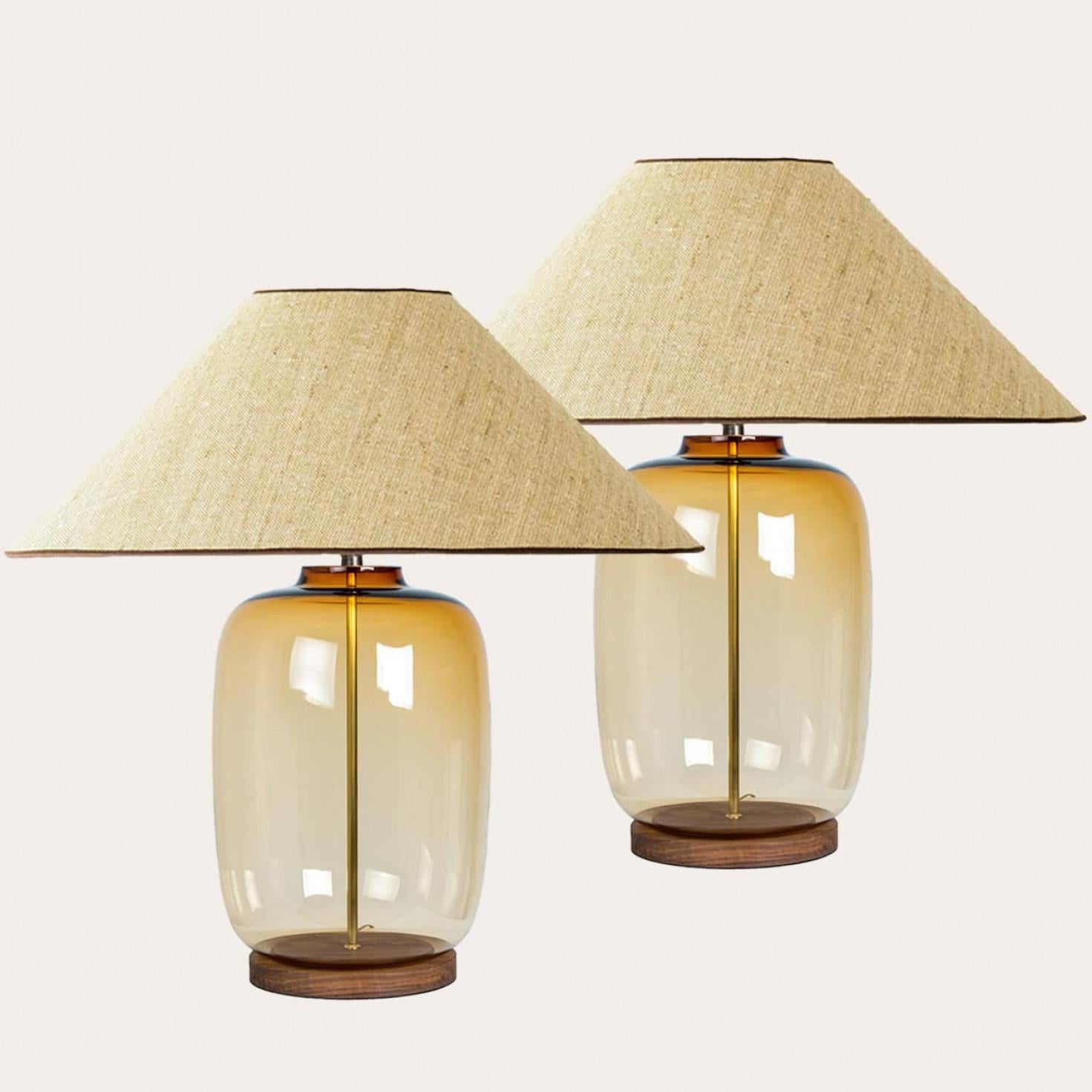High quality amber glass bubble table lamp, 1970s.

This unique table lamp features a striking vintage amber glass base with an elegant, sculptural bubble silhouette. The warm amber hue adds a retro touch while casting a soft, inviting glow. Topped