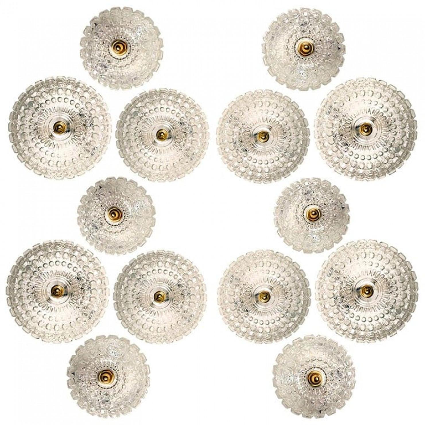 1 des 20 superbes affleurantes à grande bulle haut de gamme Helana Tynell pour Limburg Glashütte, Allemagne, années 1960.
Fabriqué en verre texturé transparent brillant avec des détails en laiton et une plaque arrière blanche. Illumine
