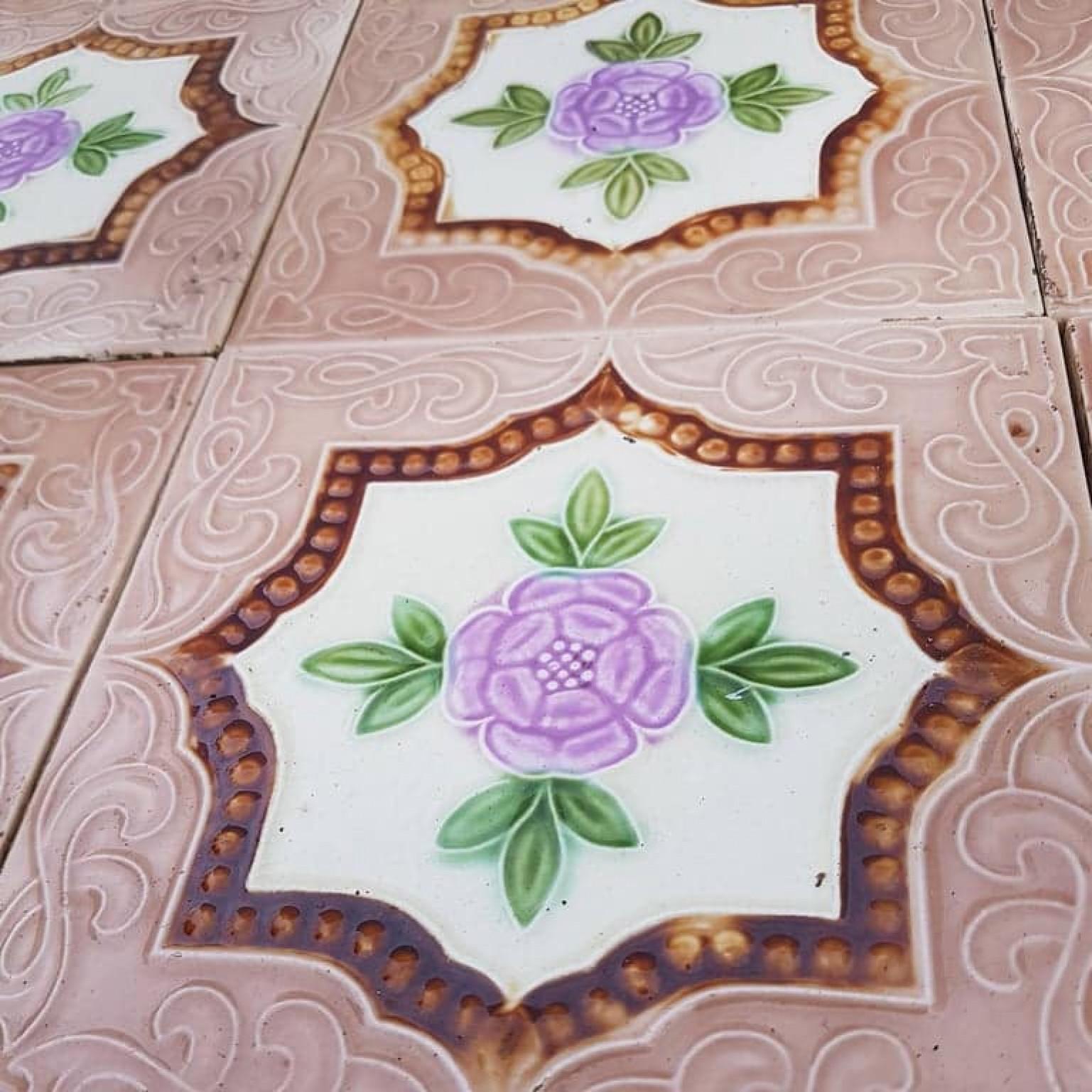 1 delle 25 autentiche piastrelle in rilievo Art Deco smaltate, Belga, circa 1930 In condizioni buone in vendita a Rijssen, NL