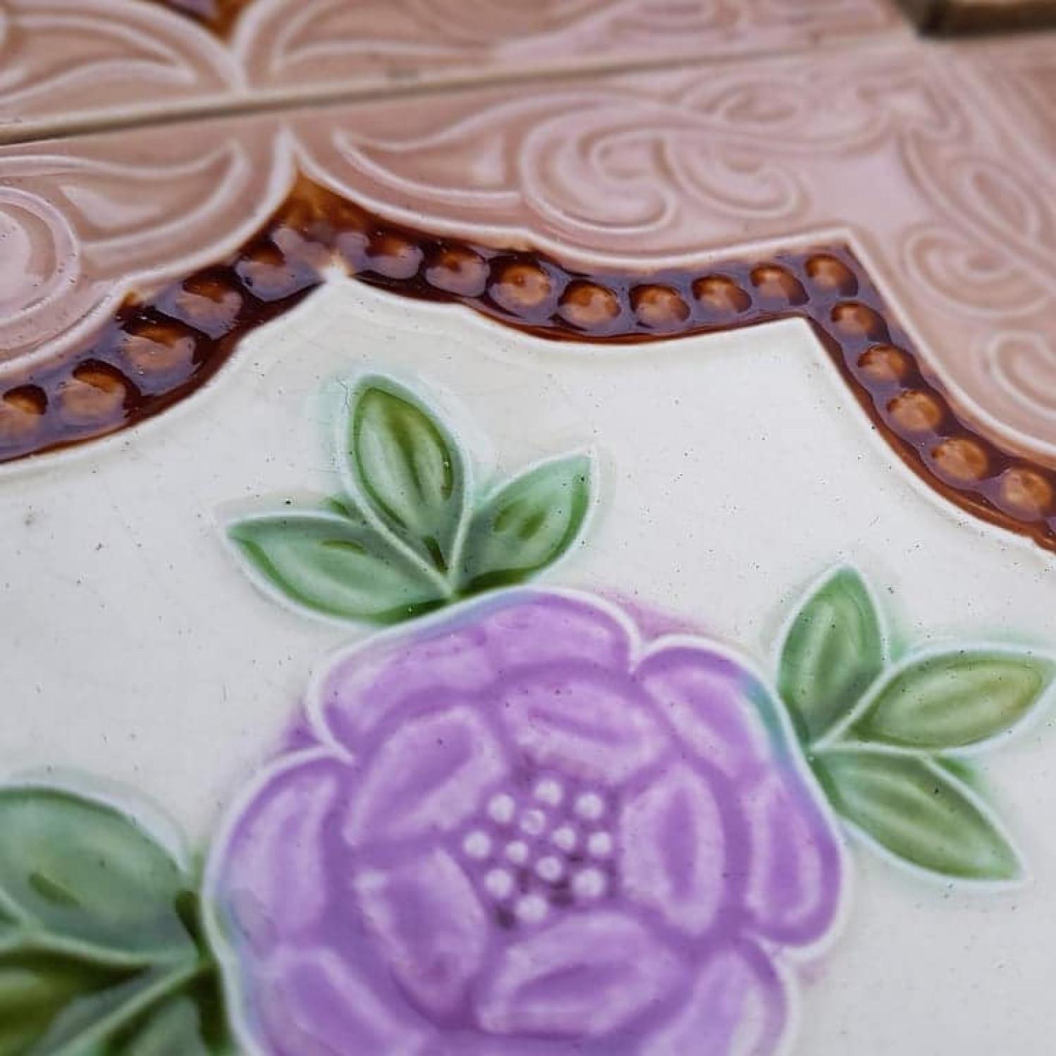 Ceramica 1 delle 25 autentiche piastrelle in rilievo Art Deco smaltate, Belga, circa 1930 in vendita