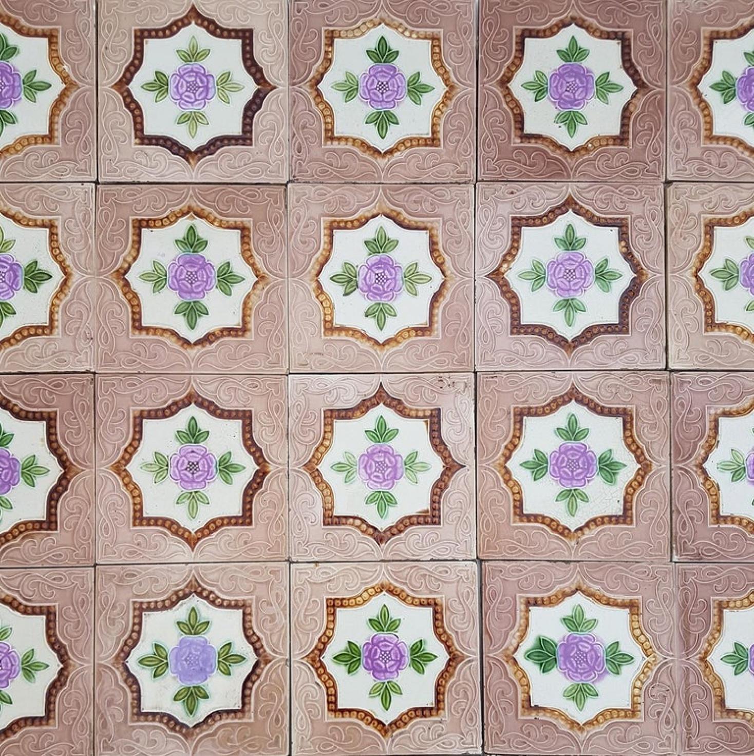 1 delle 25 autentiche piastrelle in rilievo Art Deco smaltate, Belga, circa 1930 in vendita 2