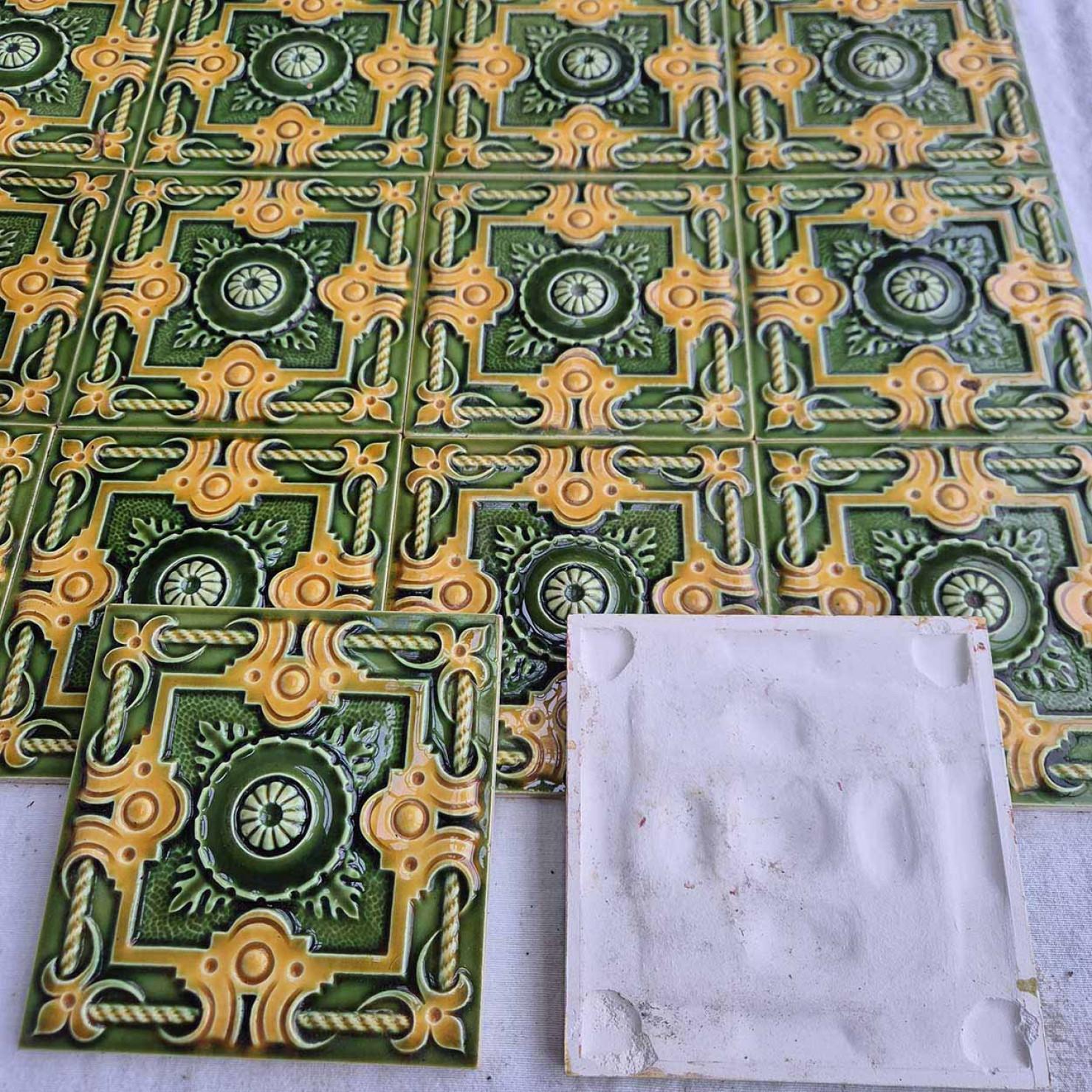 XX secolo 1 delle 275 piastrelle a rilievo smaltate Art Deco di Gilliot, circa 1920 in vendita